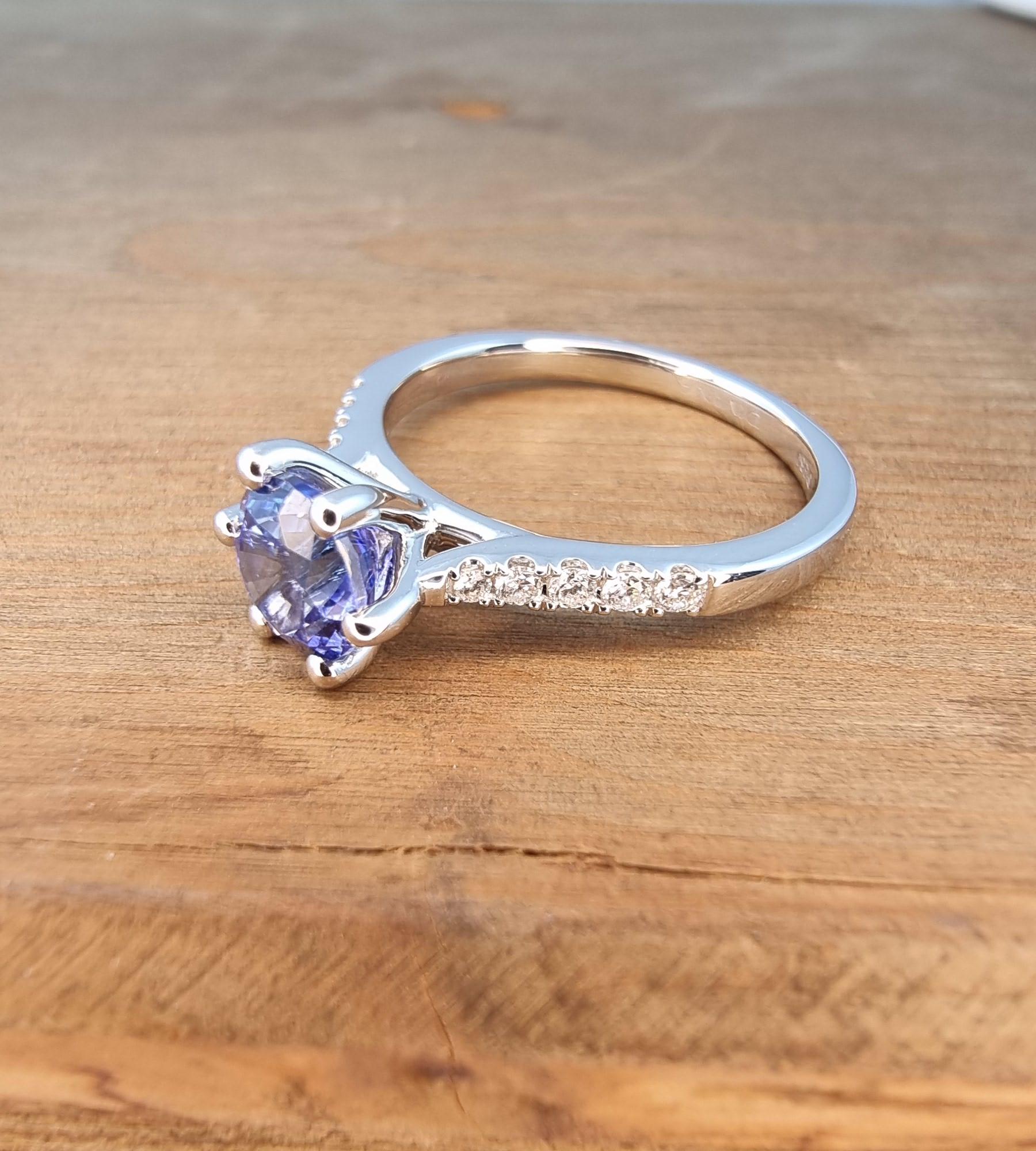 Stunning PT950 Ring with Ceylon Blue Sapphire and White Diamonds. Certified For Sale 1