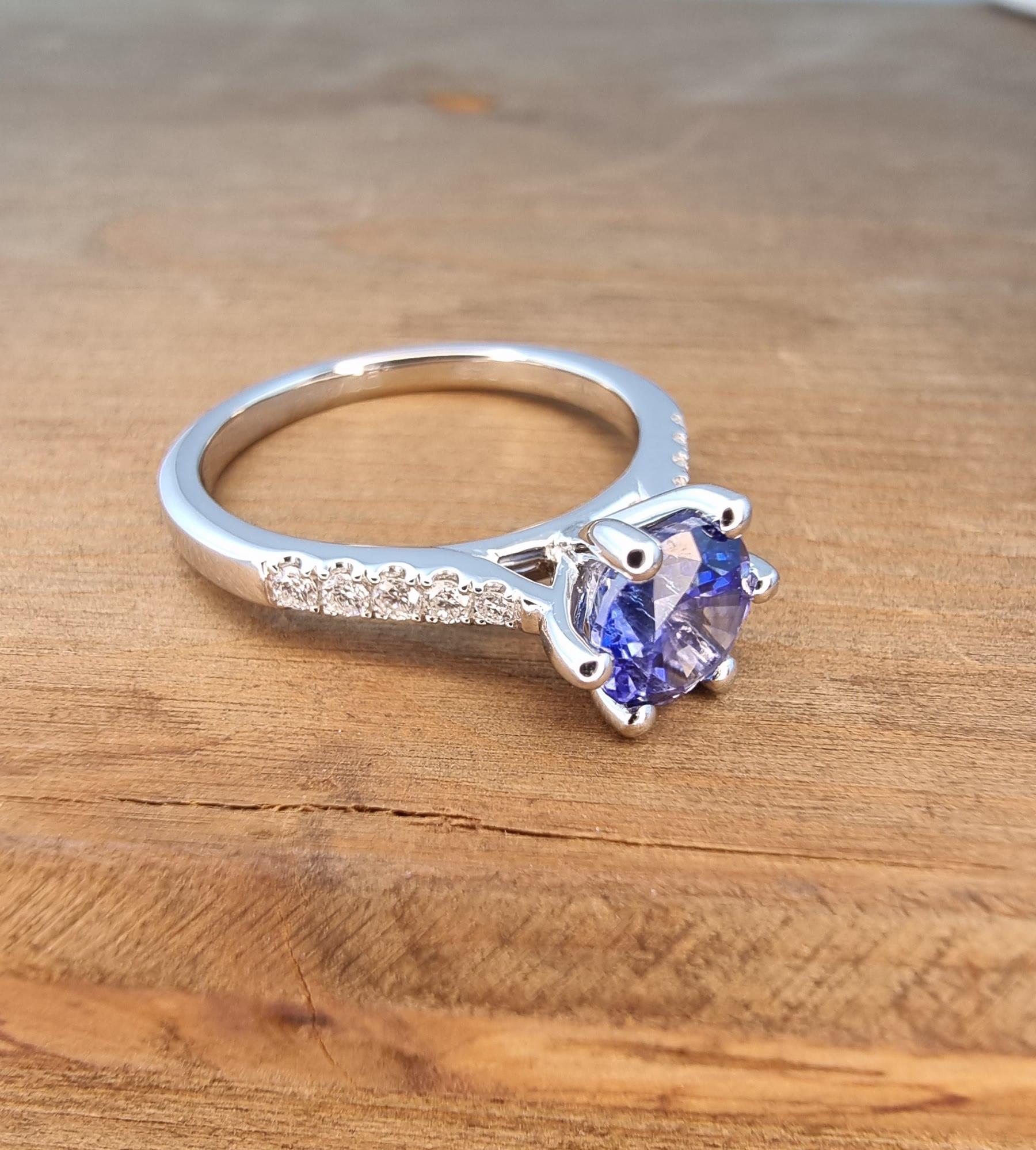 Stunning PT950 Ring with Ceylon Blue Sapphire and White Diamonds. Certified 2