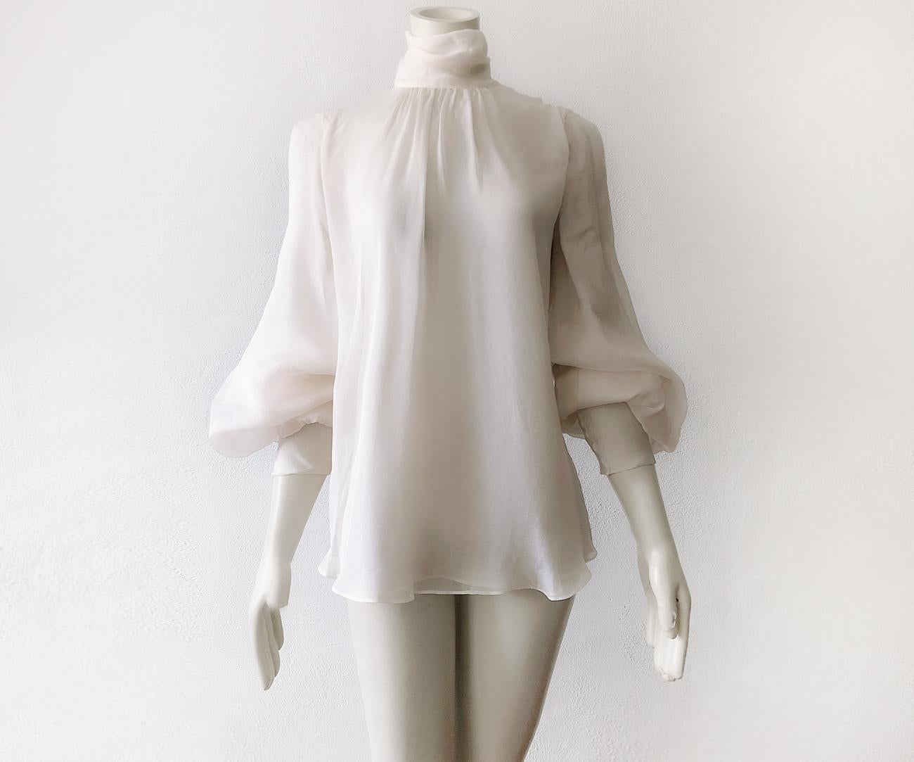 
This is a dream come true. It’s so hard to find a minimal silk blouse with big dramatic sleeves. Pure soft delicate silk, paper thin, in ivory/ off white colour. Two layers of pure Silk favric. So perfect to combine! Sportmax designer brand. Big