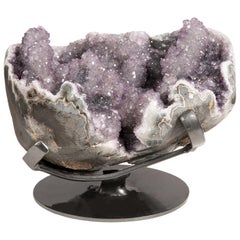 Superbes formations d'améthyste violette et d'stalactite sur socle en métal