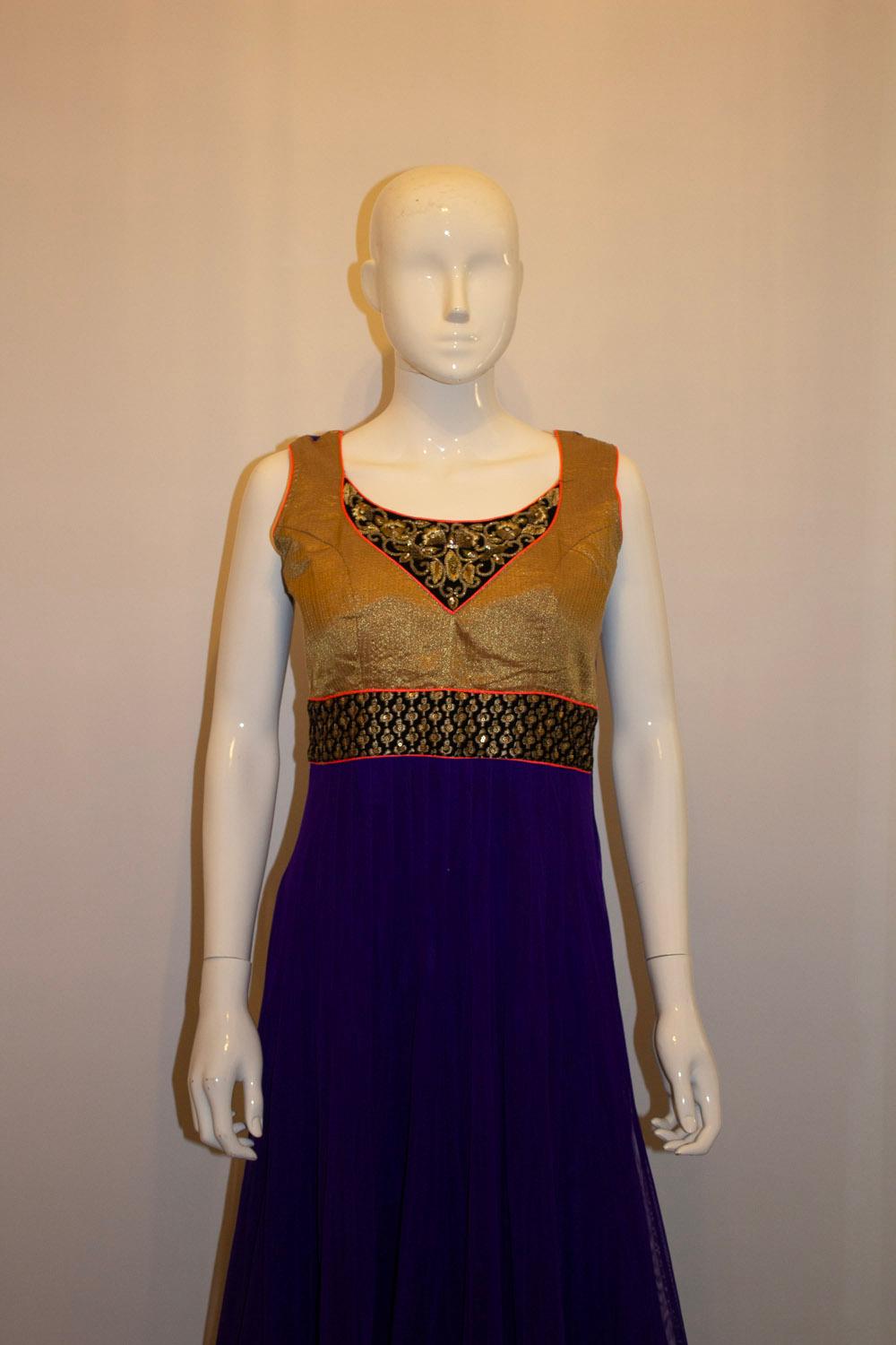 Stunning Purple and Gold Indian Dress In Good Condition For Sale In London, GB
