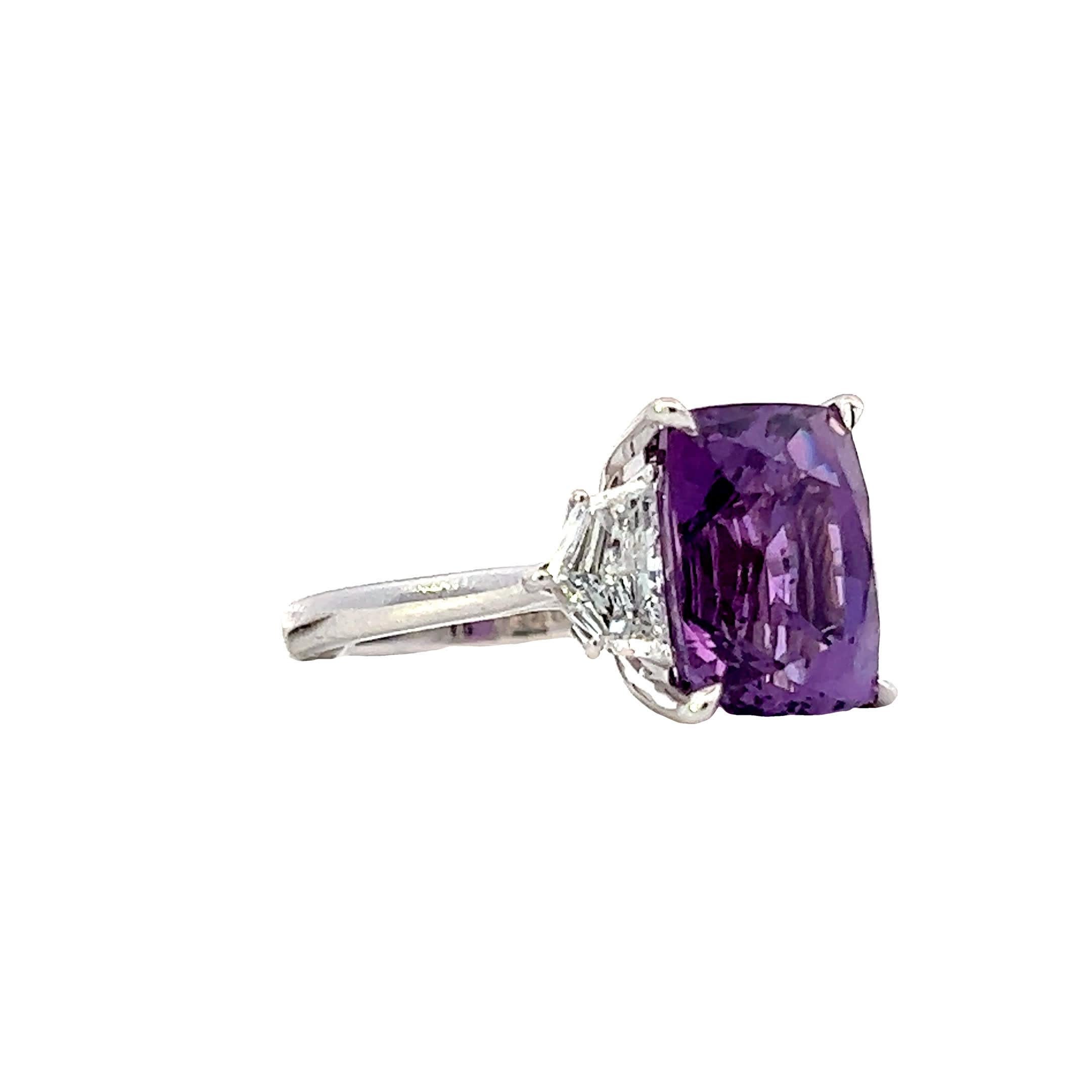 This exquisite ring features a captivating purple gemstone at its center, surrounded by sparkling accents that enhance its beauty. Crafted with precision, it is perfect for those who appreciate elegance and sophistication in their jewelry collection.