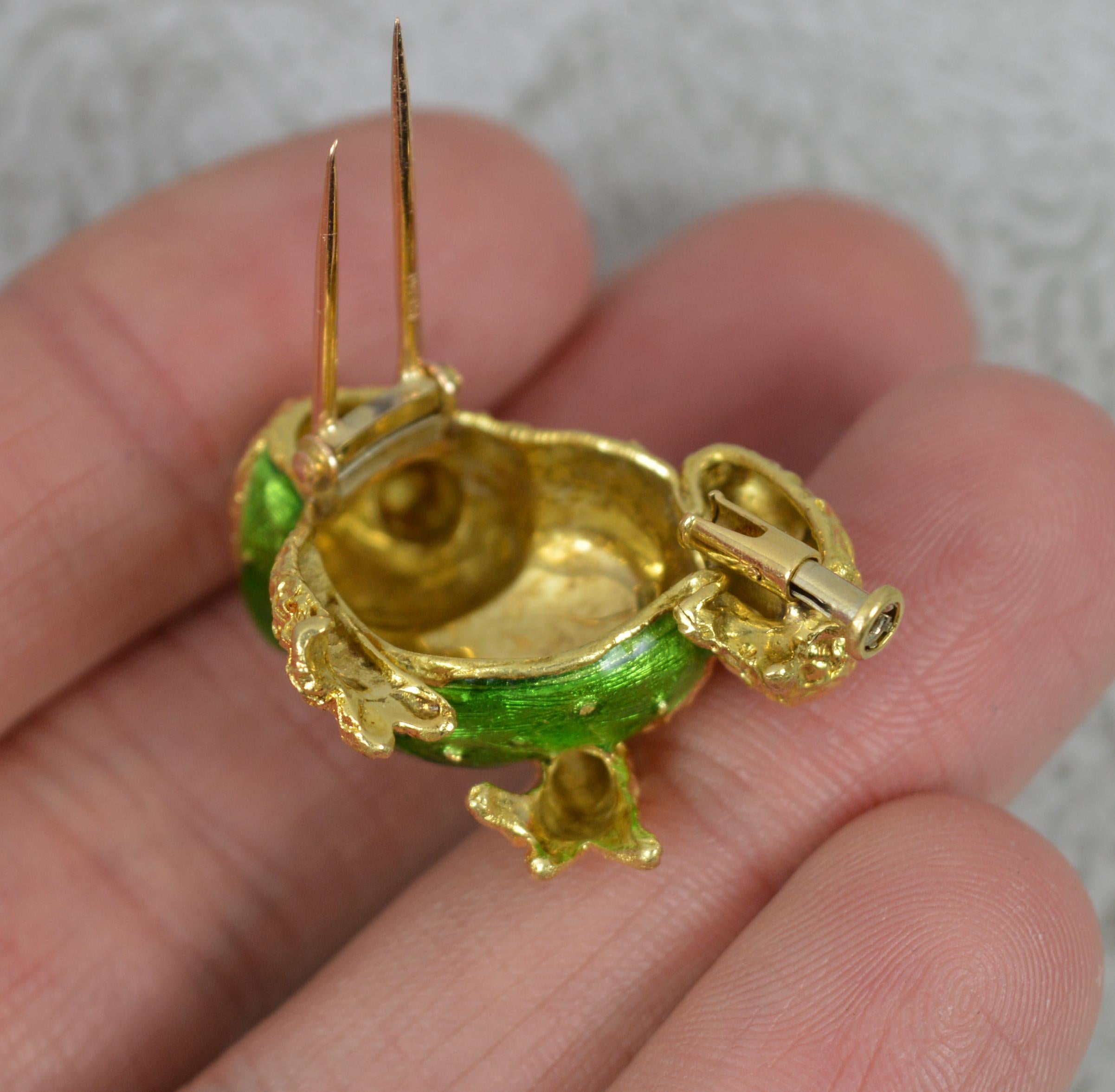 Stunning Quality 18 Carat Gold and Vivid Green Enamel Frog Brooch 3