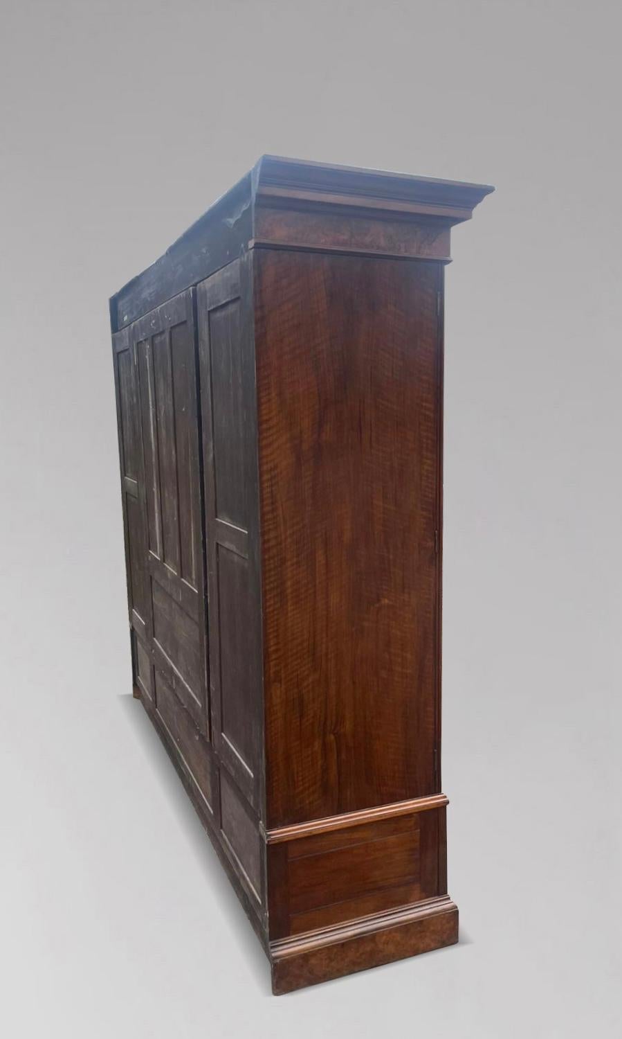 Atemberaubende Qualität 19. Jahrhundert Victorian Burr Walnut Breakfront Kleiderschrank im Angebot 11