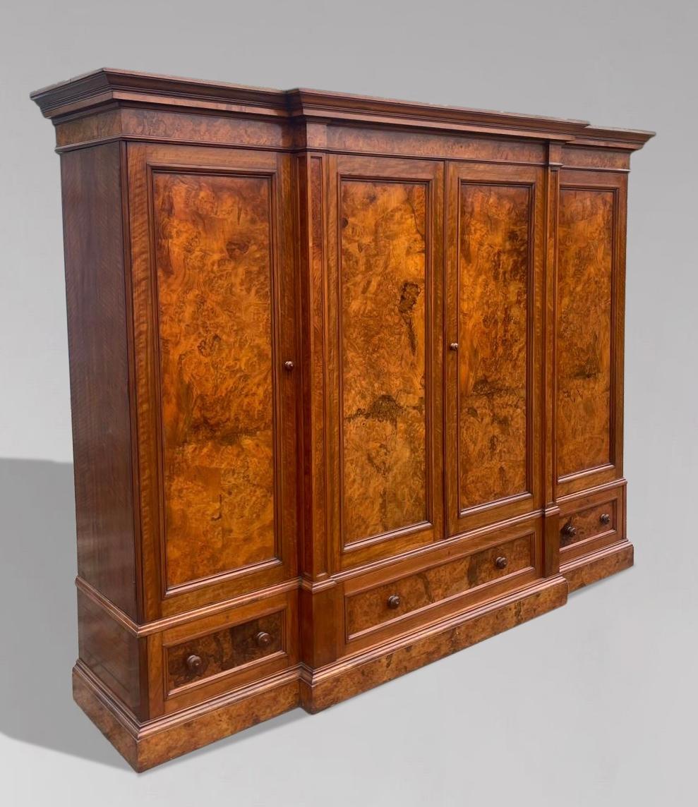 Atemberaubende Qualität 19. Jahrhundert Victorian Burr Walnut Breakfront Kleiderschrank (Frühviktorianisch) im Angebot