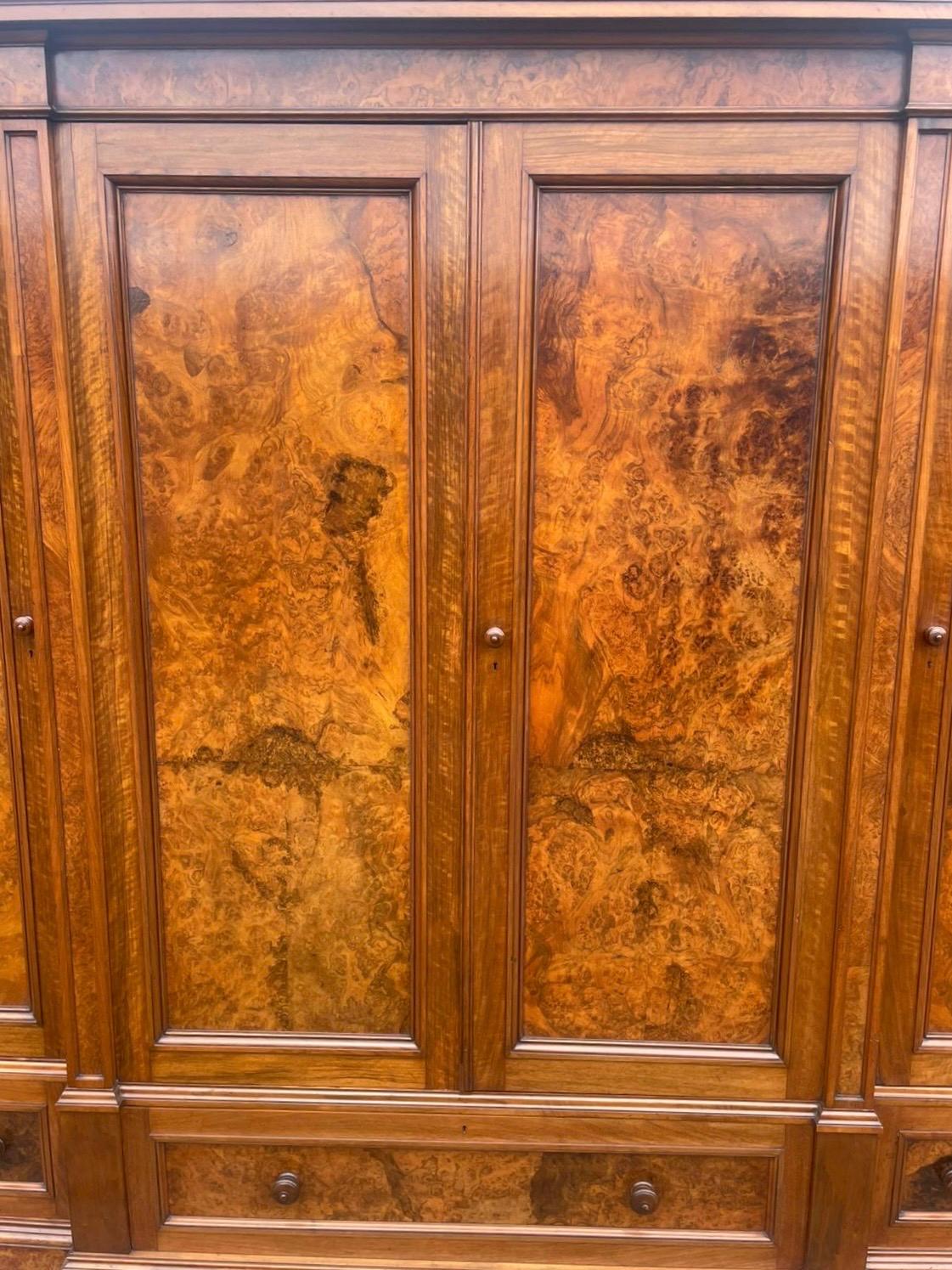 Atemberaubende Qualität 19. Jahrhundert Victorian Burr Walnut Breakfront Kleiderschrank im Angebot 2