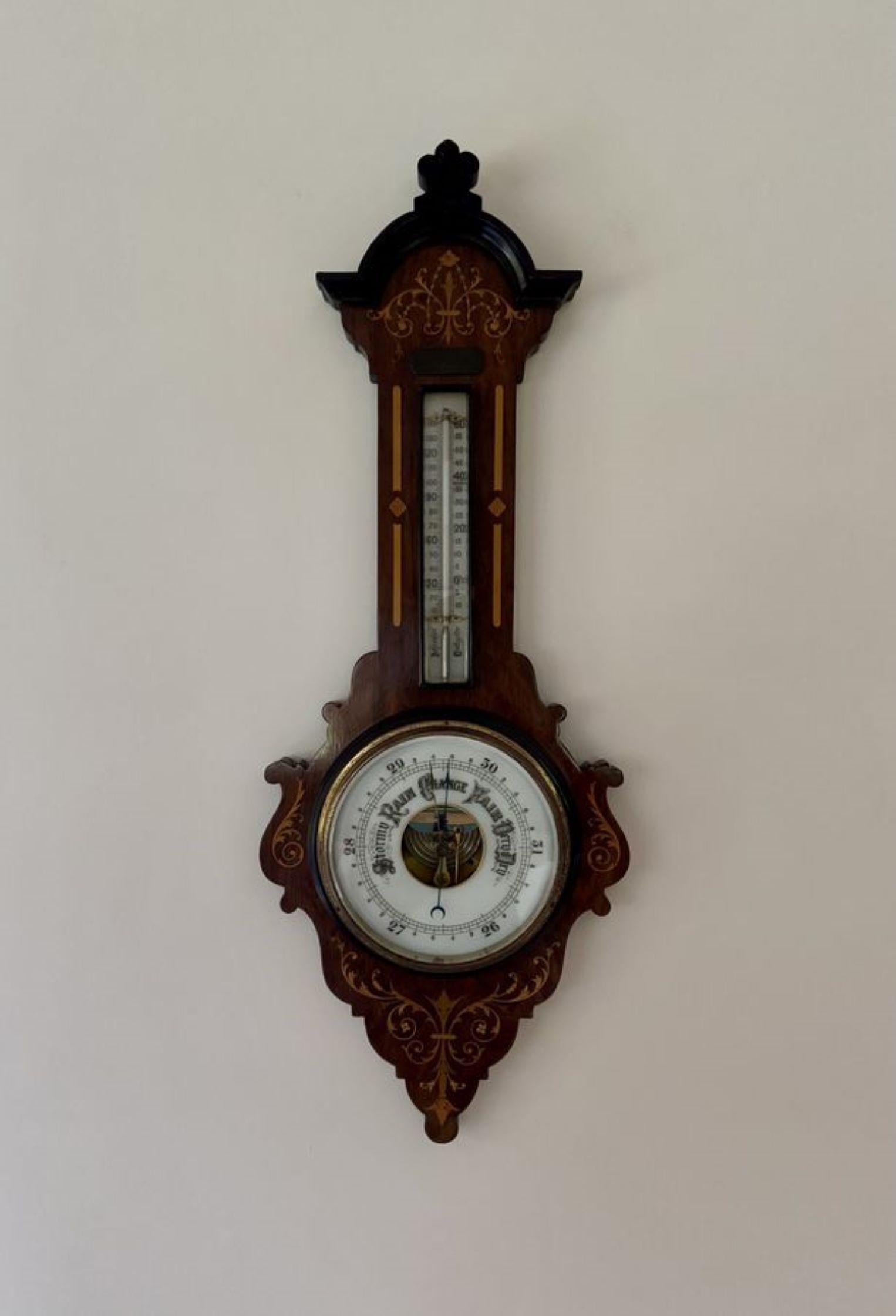 Impresionante barómetro banjo eduardiano antiguo de calidad, tiene un barómetro banjo aneroide eduardiano antiguo de calidad con una fantástica caja de marquetería que rodea un barómetro y termómetro de porcelana blanca. 

D. 1900