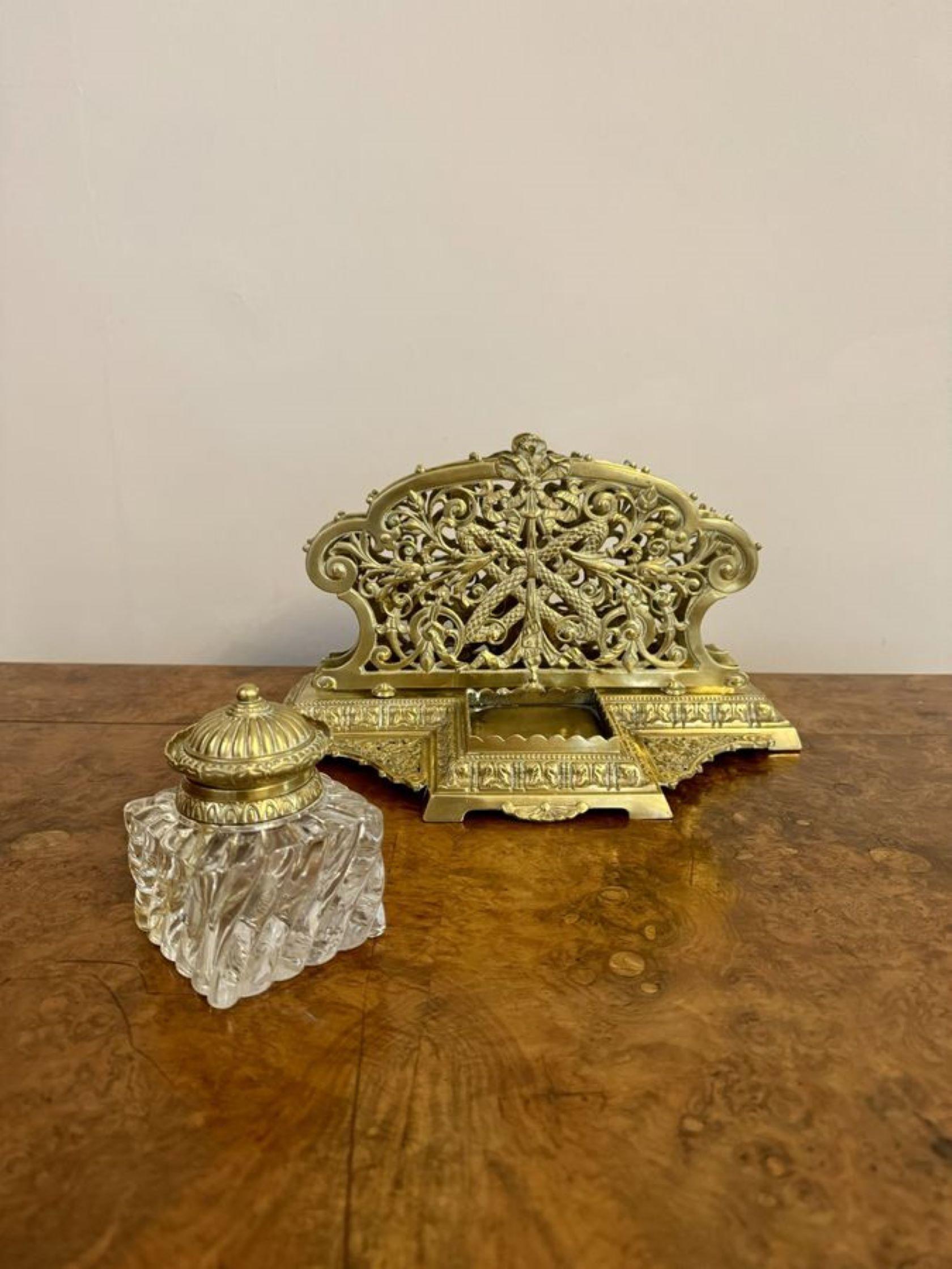 Atemberaubende Qualität antiken Edwardian verziert Messing Schreibtisch gesetzt, mit einem Brief-Regal auf der Rückseite, mit dem ursprünglichen Glas und Messing gekrönt quadratischen Tintenfass auf der Vorderseite, auf einem Messing verziert