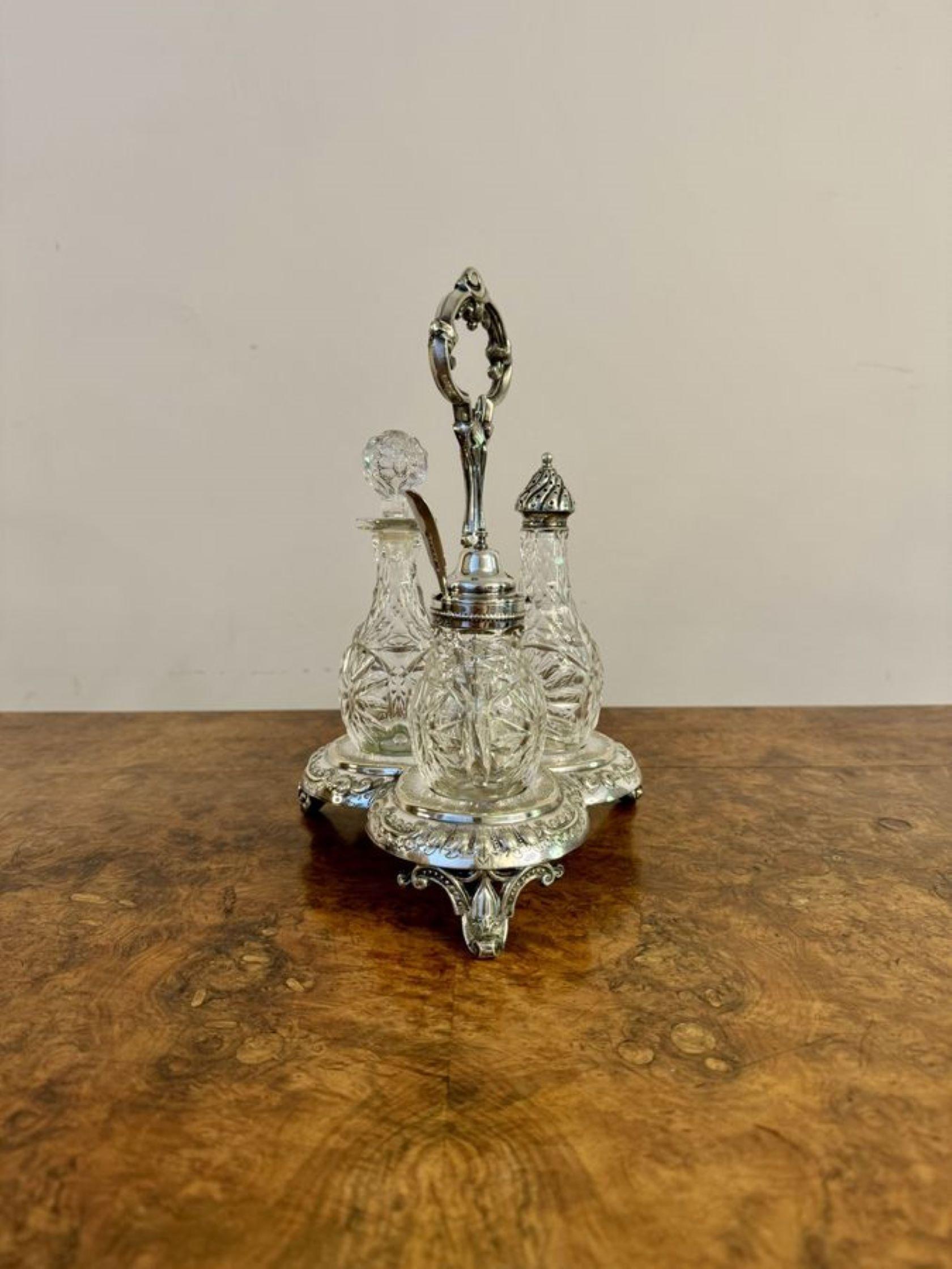 Atemberaubende Qualität antiken Edwardian versilbert cruet Set, mit einer Qualität versilbert verzierten detaillierten Stand mit einem geformten Griff in der Mitte, mit den drei ursprünglichen geschliffenen Glasflaschen zwei mit versilberten Tops