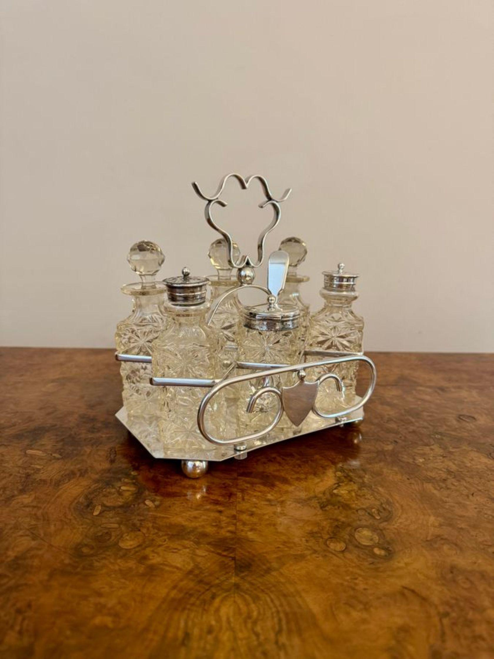 Antike Edwardian versilbert cruet Set mit einer Qualität versilbert stehen mit einem geformten Griff in die Mitte mit sechs ursprünglichen geschliffenen Glasflaschen drei mit versilberten Tops und drei mit den ursprünglichen geschliffenen