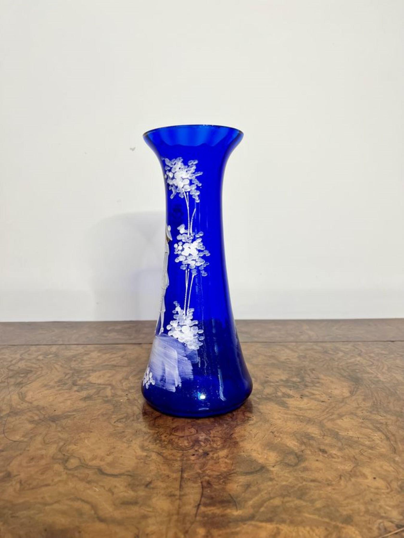 Vase en verre bleu Mary Gregory de qualité étonnante ayant un vase en verre bleu Mary Gregory de qualité étonnante avec une décoration en émail blanc.

D. 1890