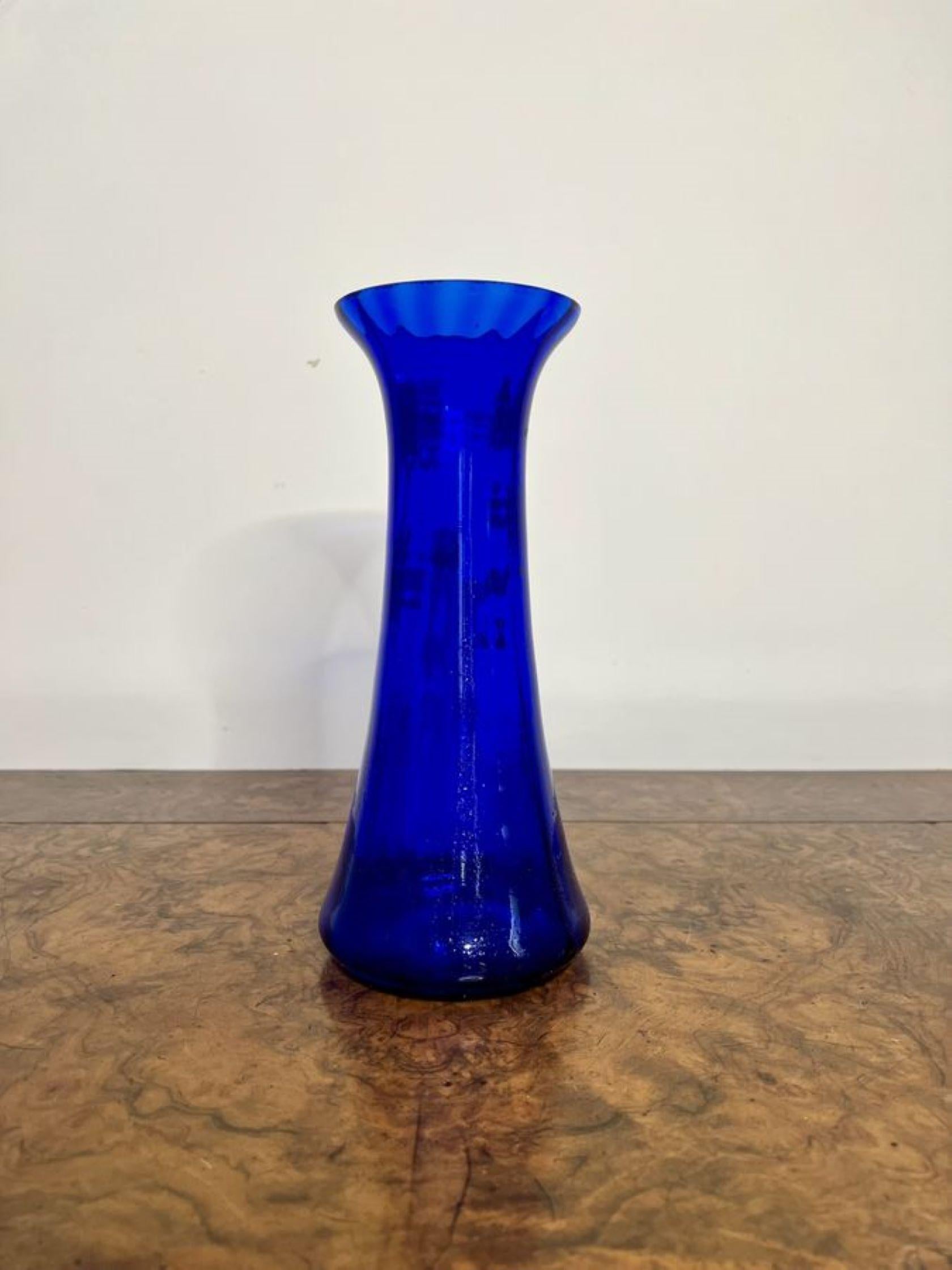Superbe vase ancien en verre bleu Mary Gregory de qualité Bon état - En vente à Ipswich, GB