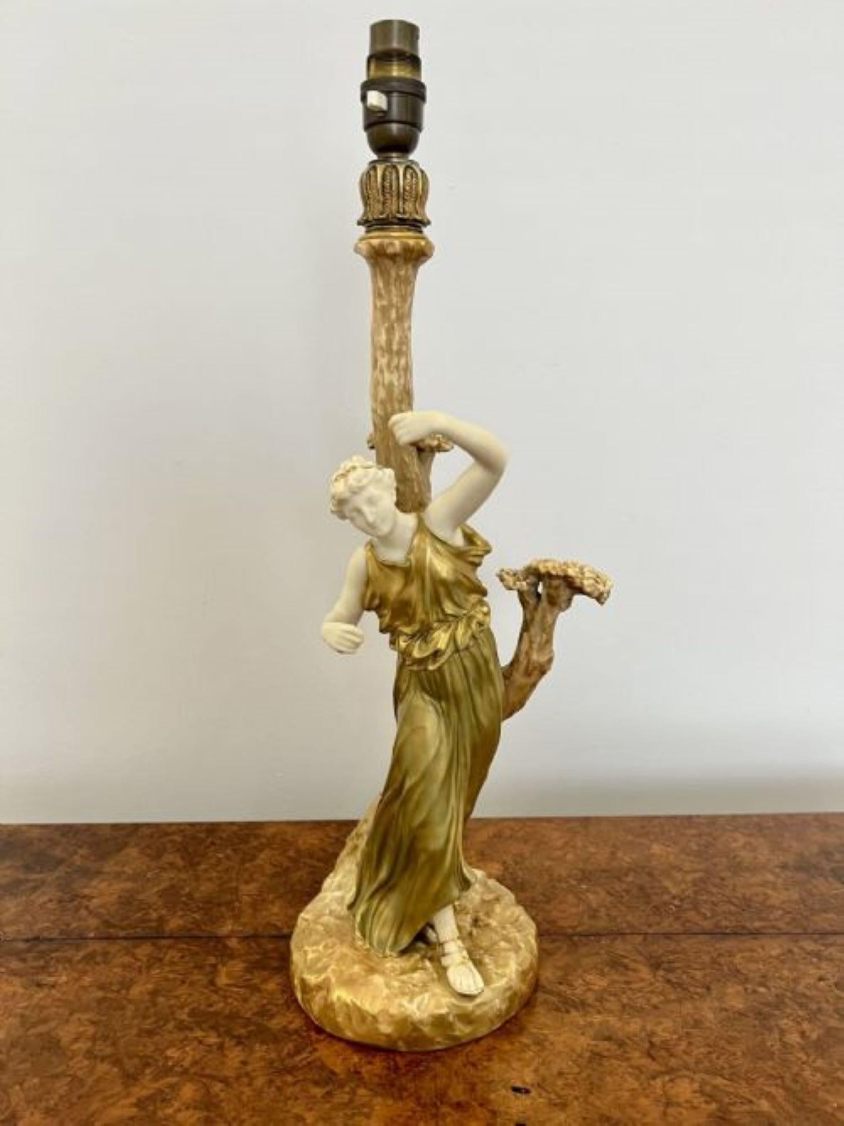 Stunning quality antique Royal Worcester table lamp  In Good Condition For Sale In Ipswich, GB