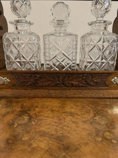 Stupendo tantalus in legno di quercia intagliato di epoca vittoriana di alta qualità