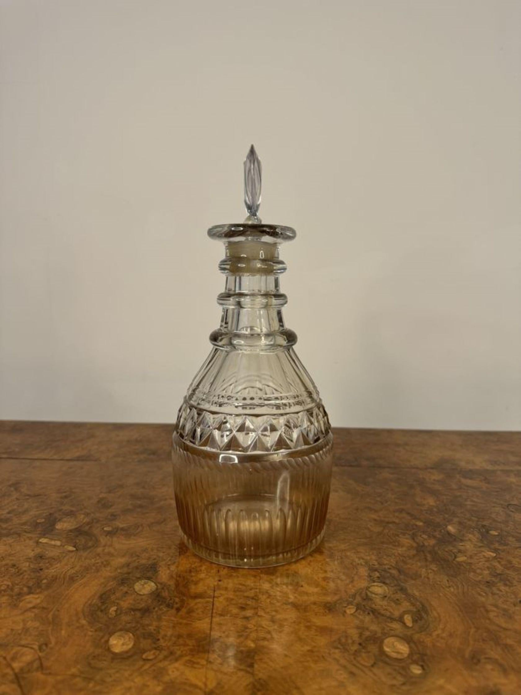 Impresionante decantador victoriano antiguo de calidad, con un decantador de cristal tallado de calidad y un tapón circular plano.

D. 1860
