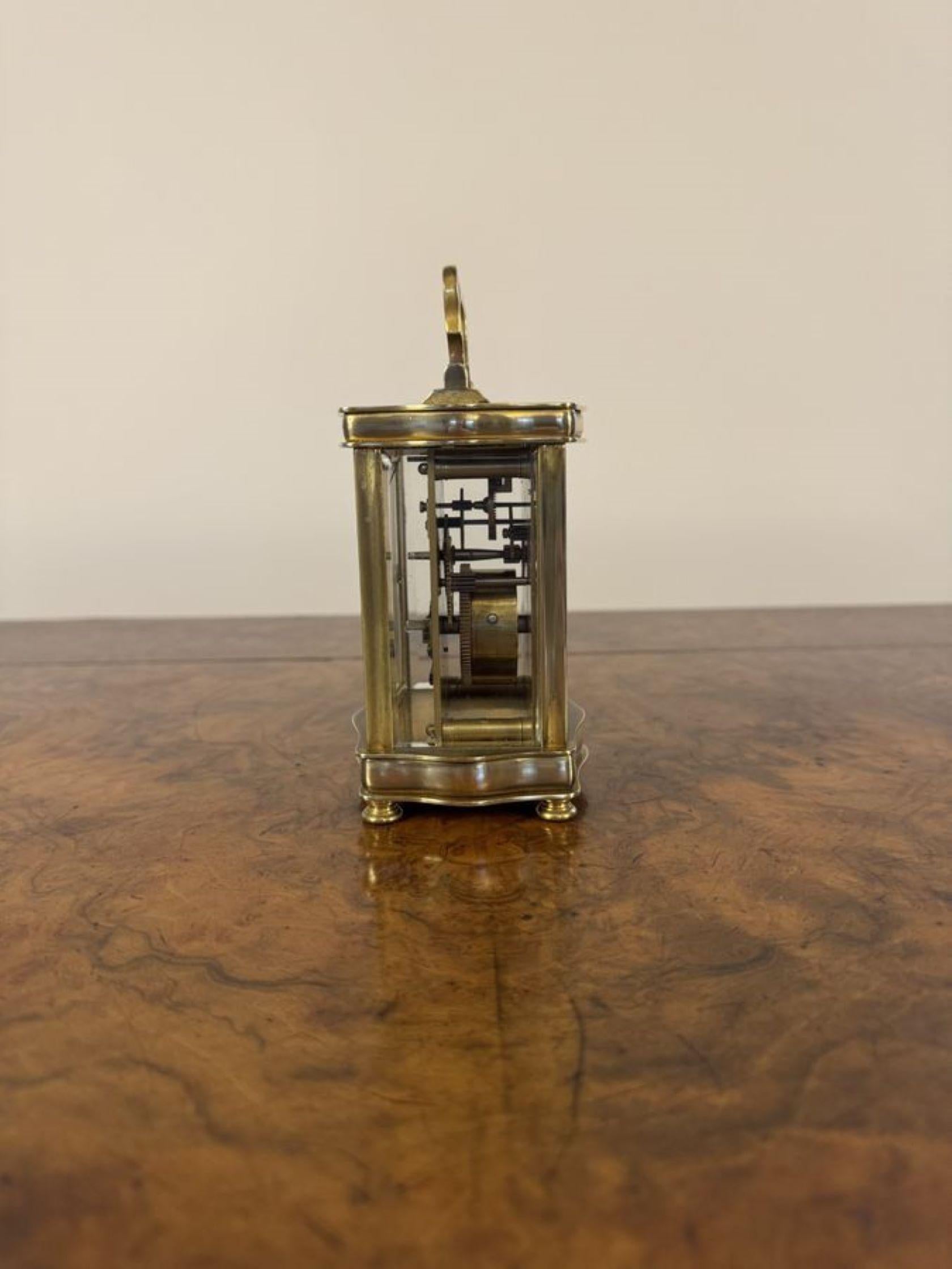 Magnifique horloge de carrosse en laiton de l'époque victorienne, avec un boîtier en laiton de forme serpentine, un cadran circulaire en émail blanc avec des chiffres arabes et les aiguilles d'origine, un mouvement français de huit jours, une