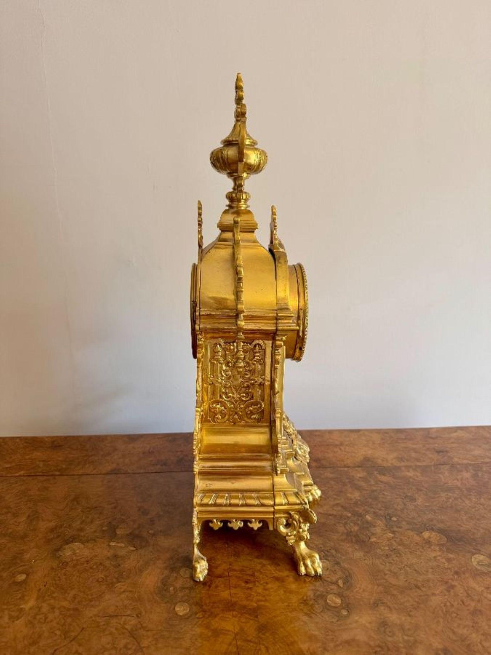 Atemberaubende Qualität antiken viktorianischen Ormolu Mantel Uhr mit einer Qualität viktorianischen Ormolu Mantel Uhr, die Uhr Fall mit aufwendigen Scrollwork, florale Muster und dekorative Motive, mit einer großen Urne Finale an der Spitze.
In der