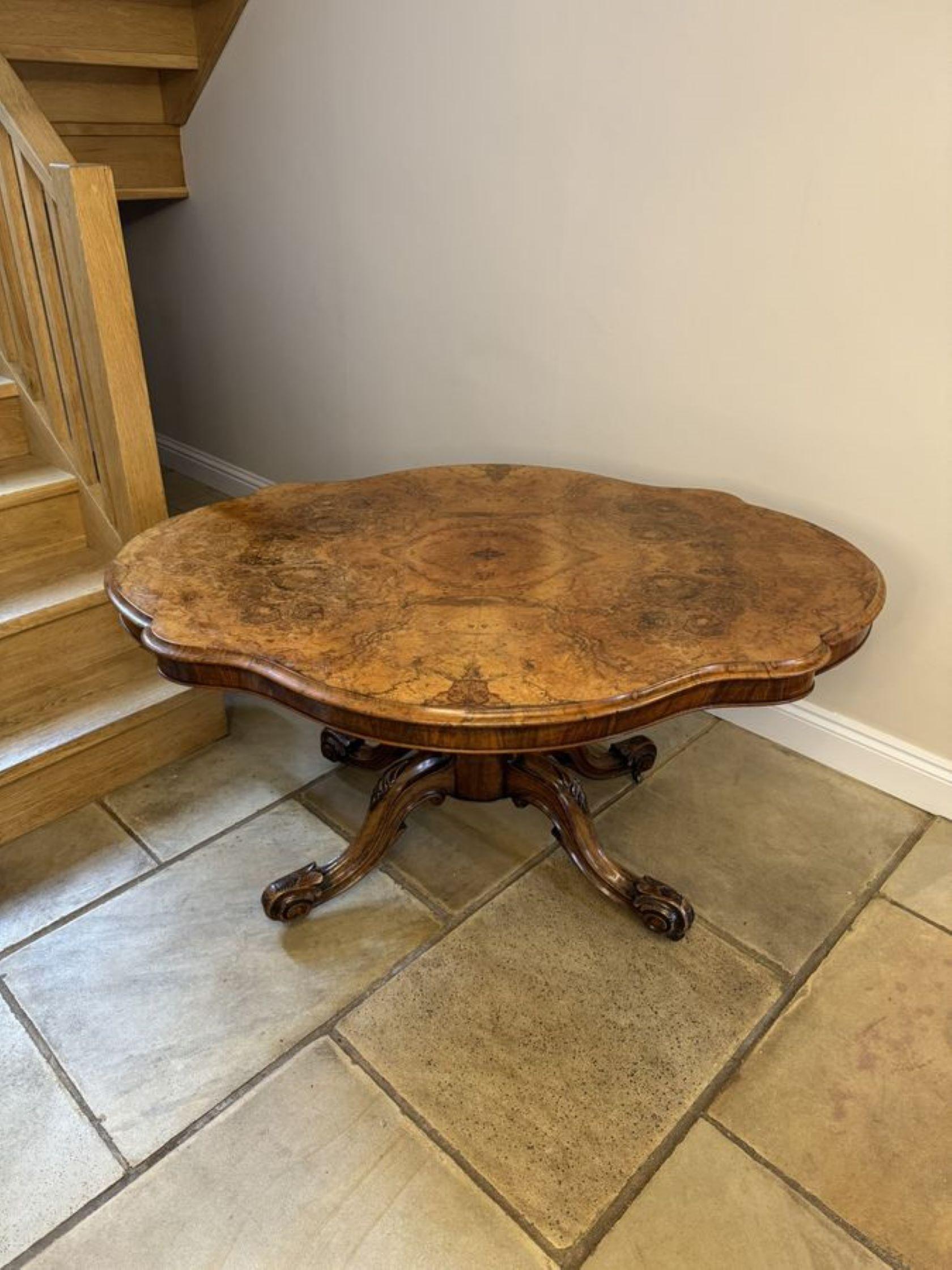 Début de l'époque victorienne Superbe table de salle à manger en ronce de noyer de qualité antique et victorienne.  en vente