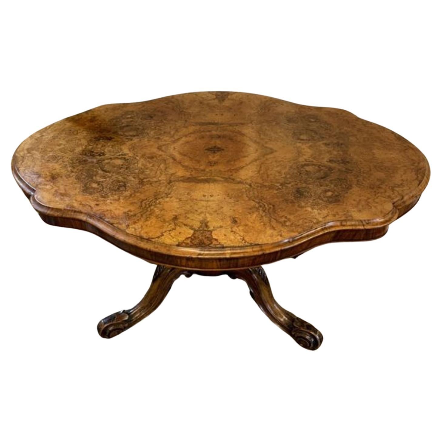 Superbe table de salle à manger en ronce de noyer de qualité antique et victorienne.  en vente