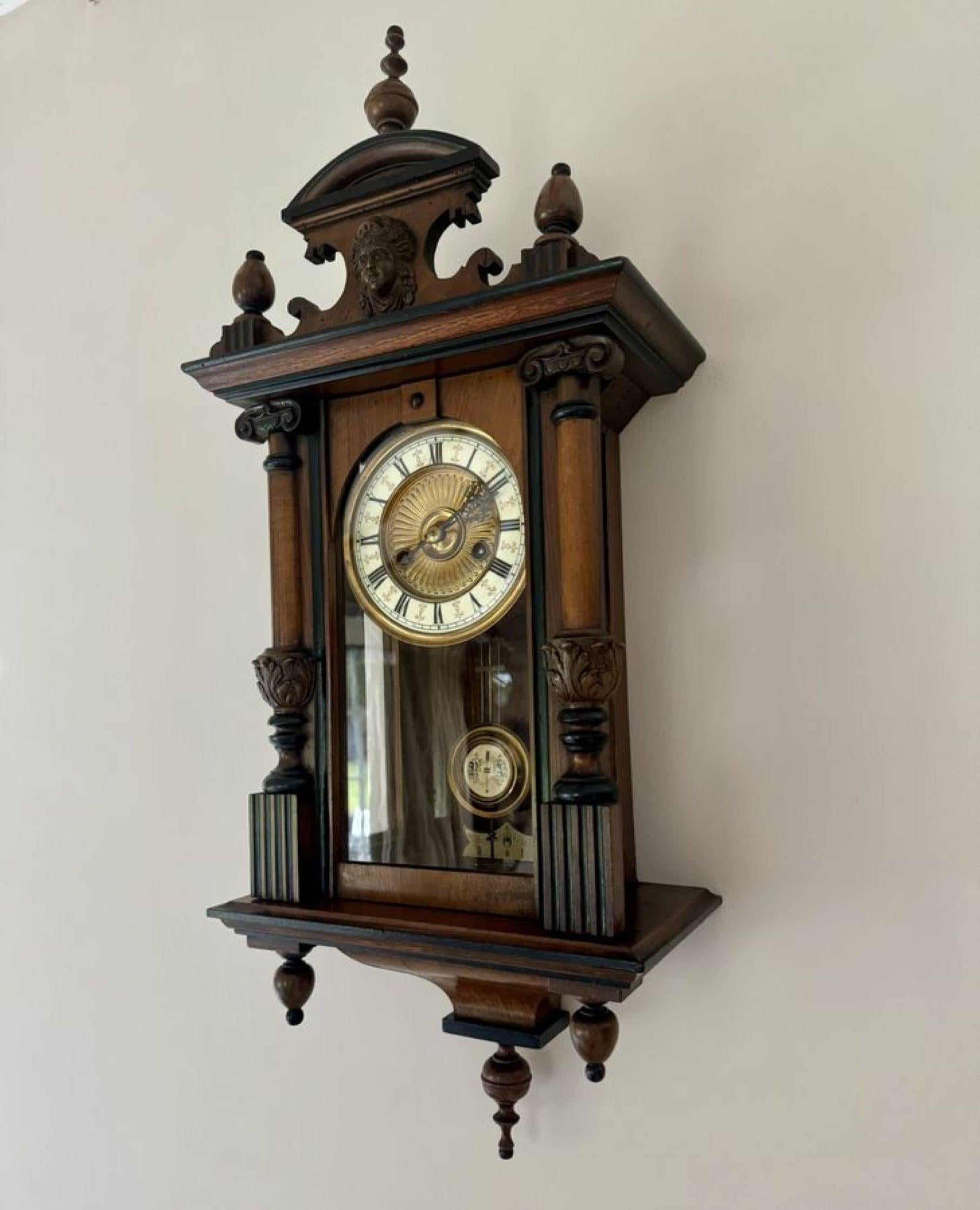Antiguo reloj de pared vienés de nogal victoriano de calidad, con una caja de nogal de calidad con fantásticas columnas talladas, los remates torneados originales en la parte superior e inferior, una sola puerta acristalada en la parte delantera y