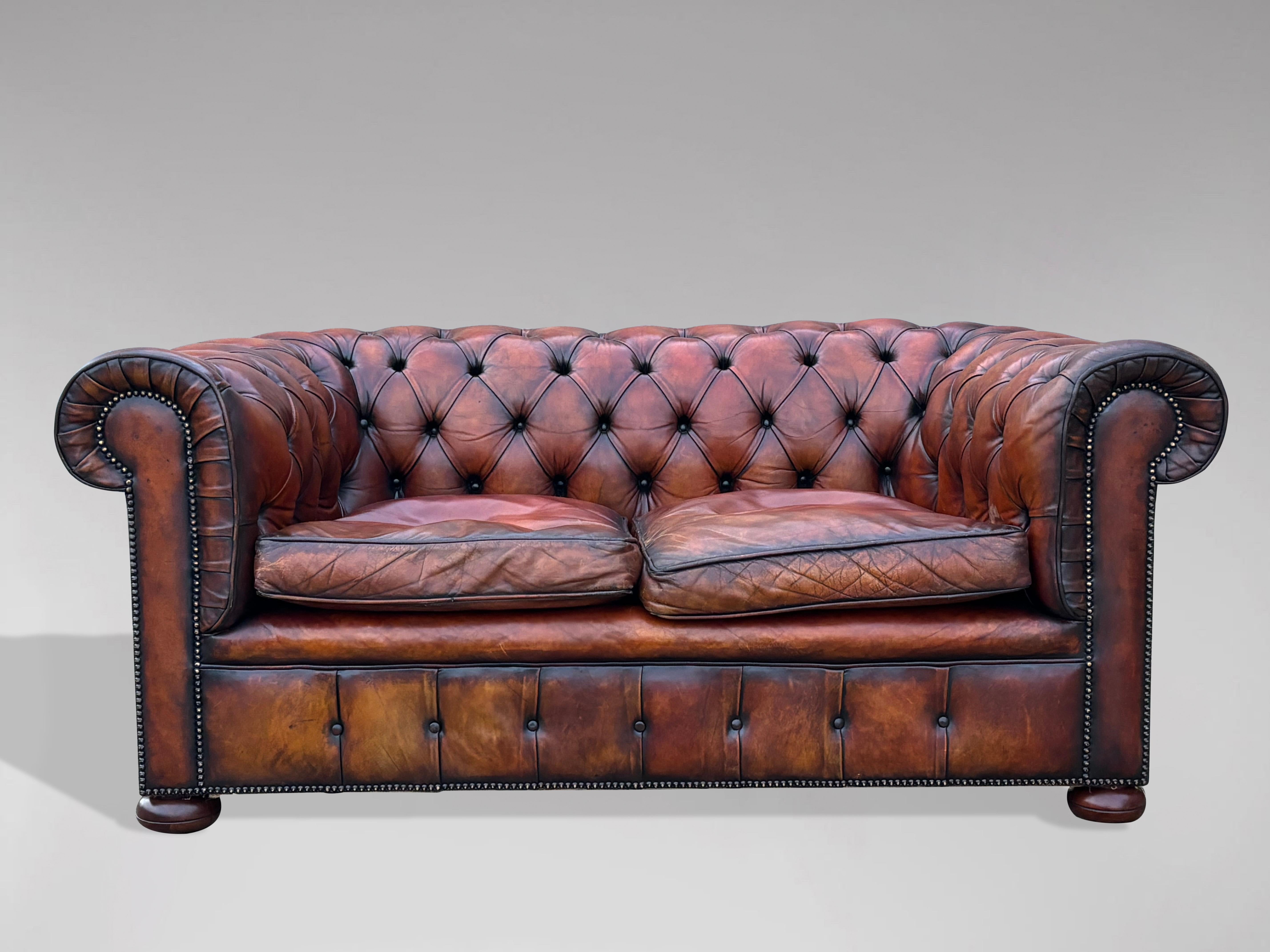 Édouardien Canapé Chesterfield 2 places en cuir Brown de qualité exceptionnelle en vente