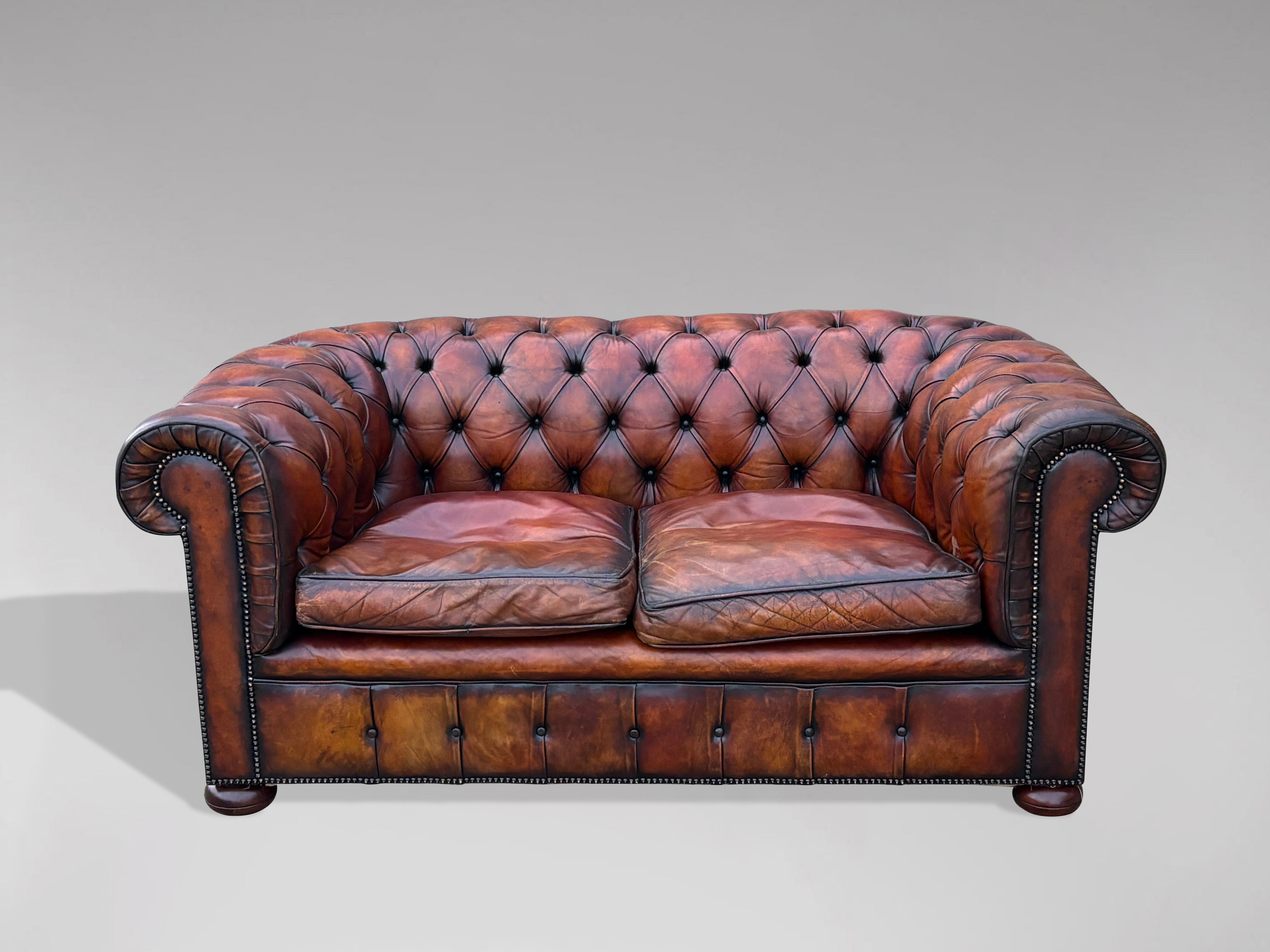 Britannique Canapé Chesterfield 2 places en cuir Brown de qualité exceptionnelle en vente