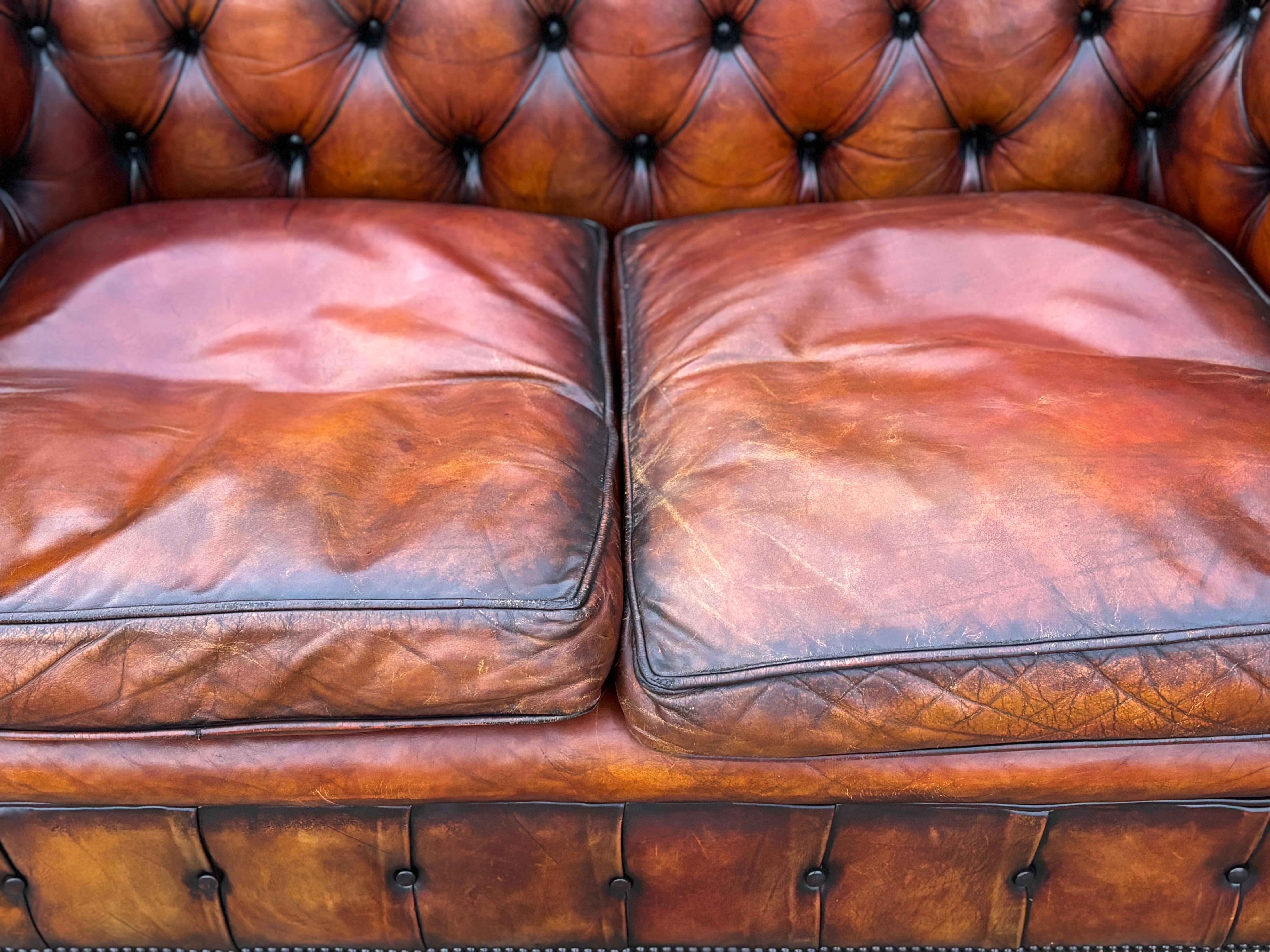 Canapé Chesterfield 2 places en cuir Brown de qualité exceptionnelle Bon état - En vente à Petworth,West Sussex, GB