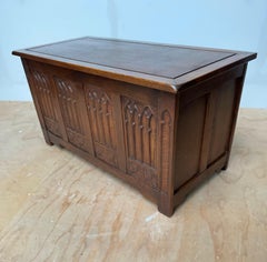 Atemberaubende und hochwertige geschnitzte Gotik-Revival-Truhe mit Kirchenfensterverkleidungen