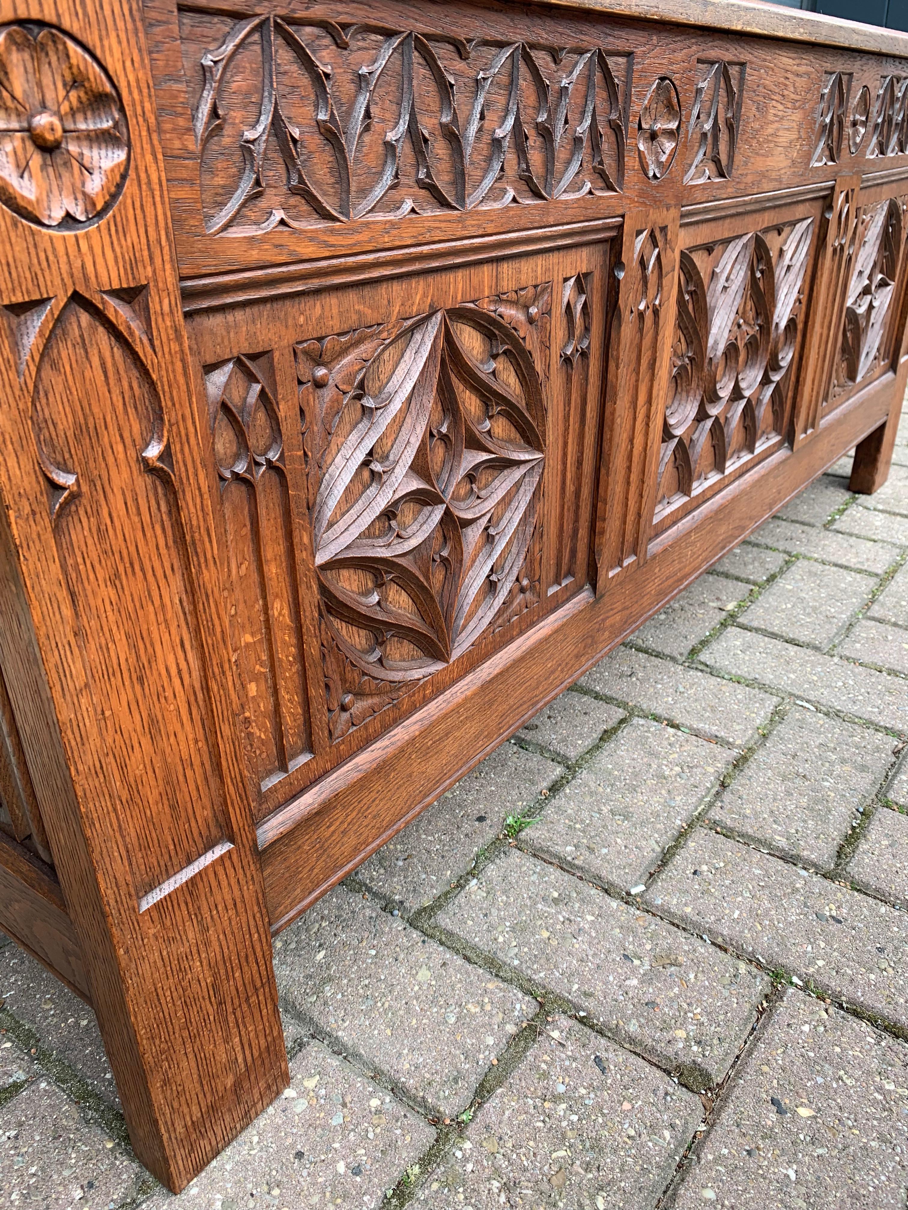 Stunning & Quality Carved Gothic Revival Blanket Chest with Church Window Panels In Excellent Condition In Lisse, NL