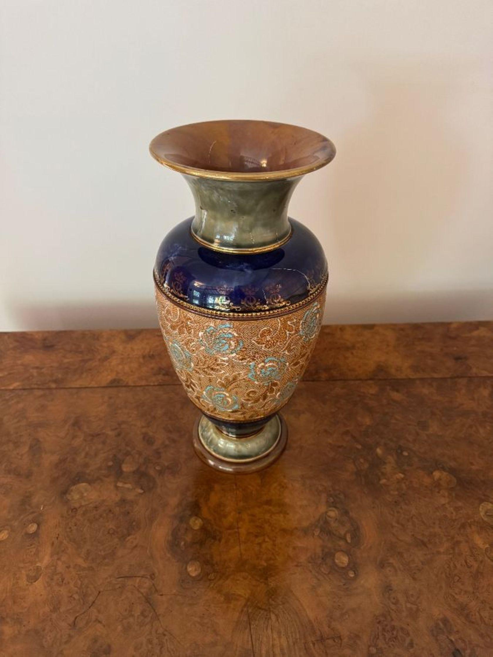 Goffrato Vaso Royal Doulton antico di grandi dimensioni e di grande qualità in vendita