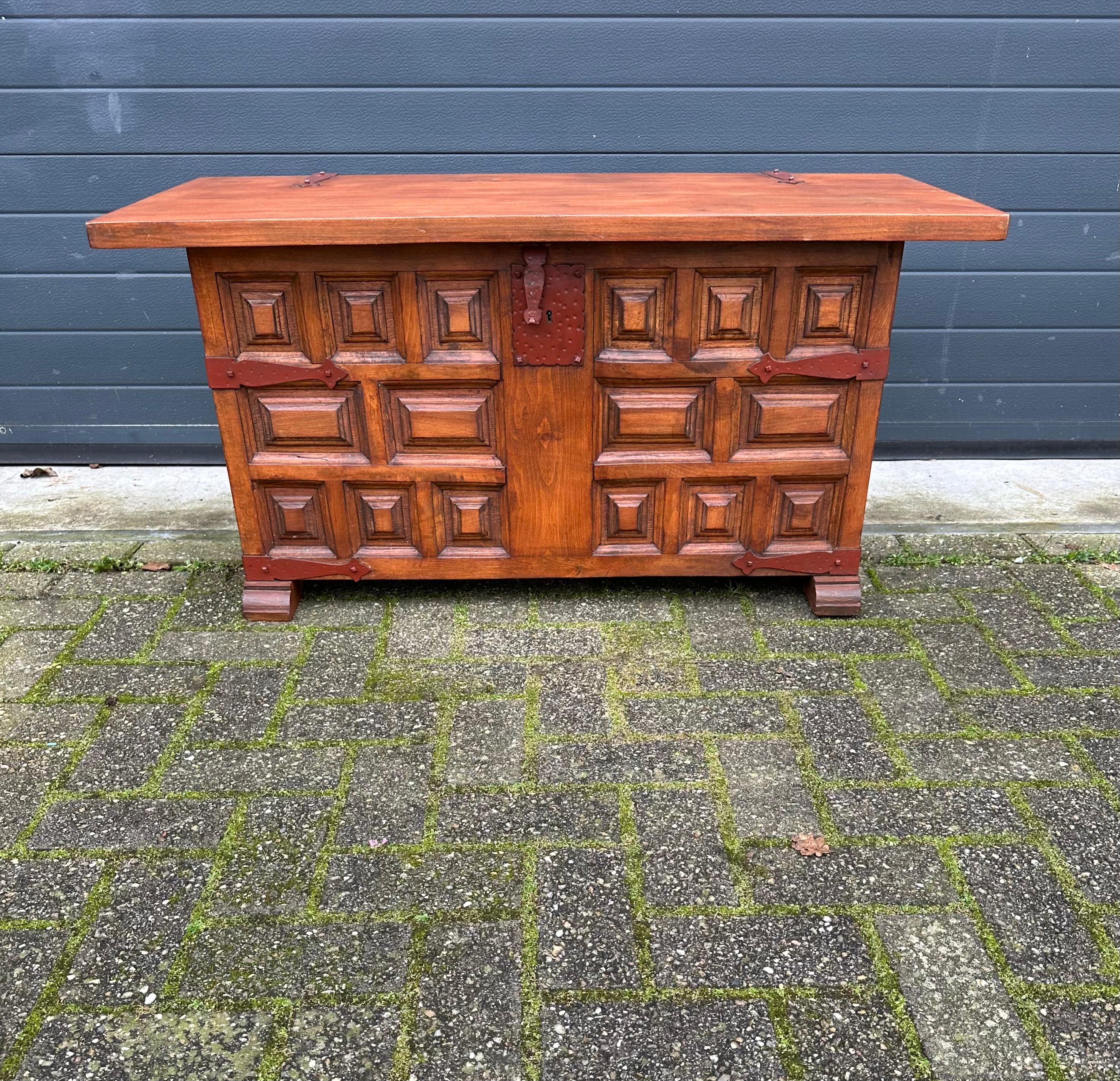 Veneer Stunning & Quality Made Spanish Baroque Style, Carved Blanket Chest / Trunk 