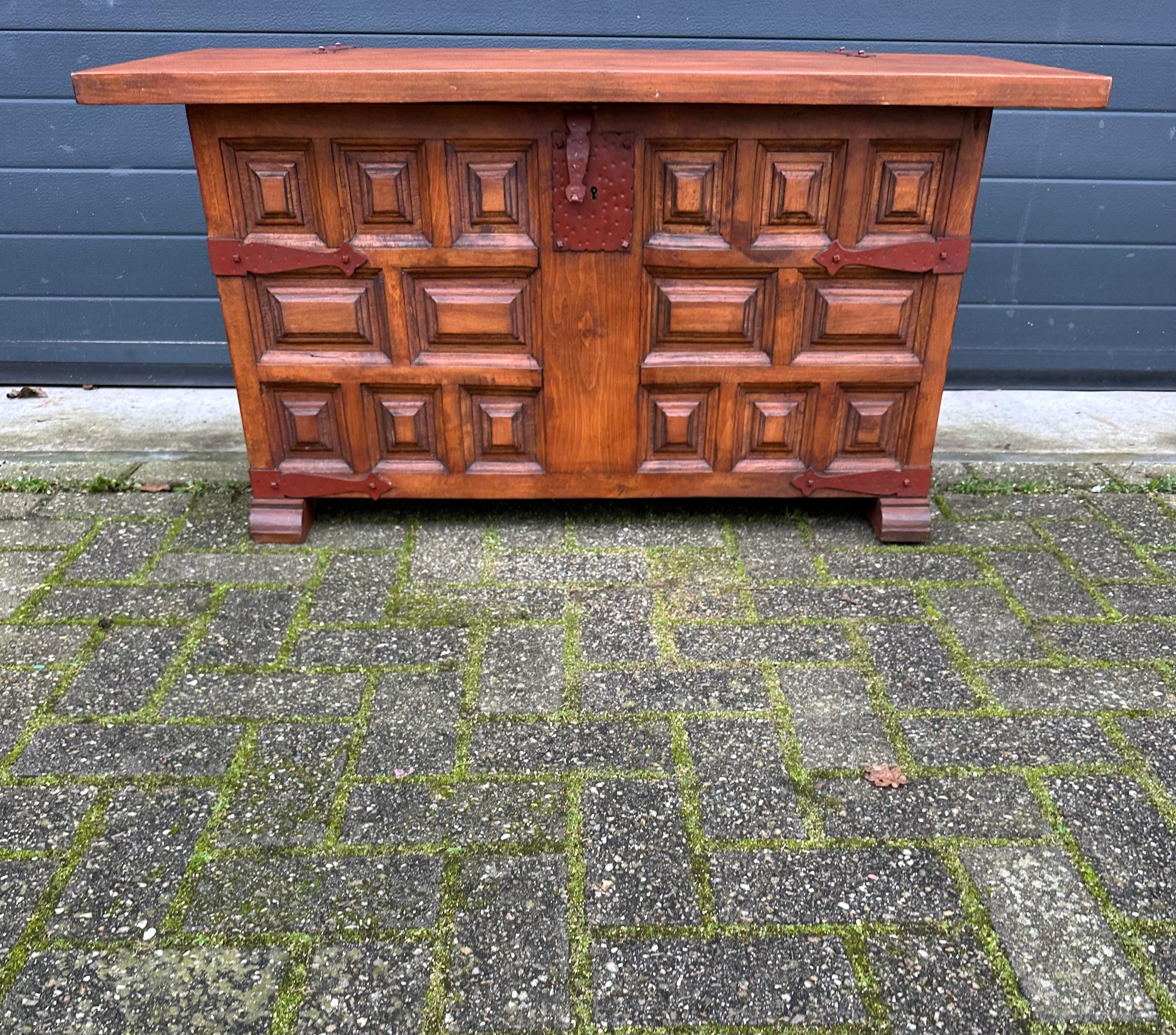 Stunning & Quality Made Spanish Baroque Style, Carved Blanket Chest / Trunk  In Excellent Condition In Lisse, NL
