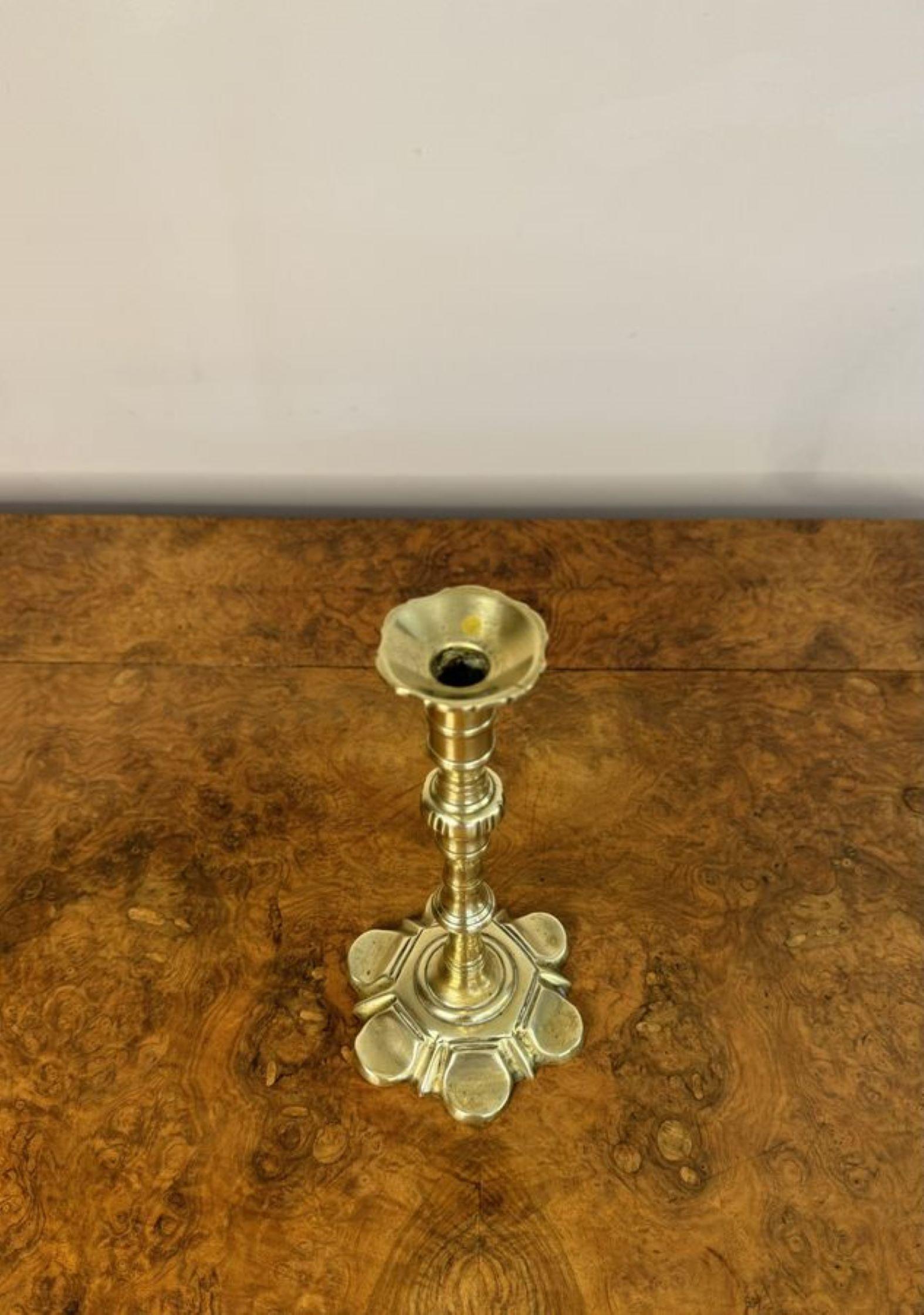 XVIIIe siècle Superbe paire de chandeliers anciens en laiton George III en vente