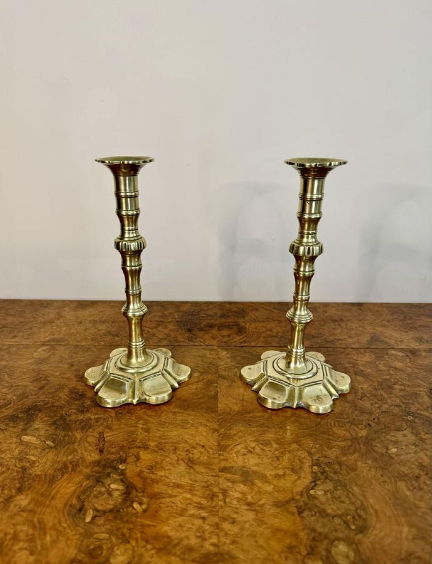 Laiton Superbe paire de chandeliers anciens en laiton George III en vente