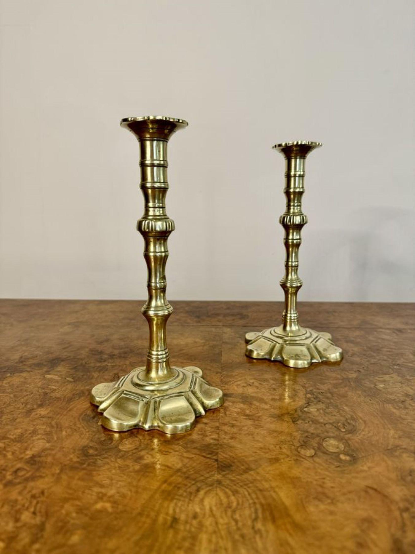 Superbe paire de chandeliers anciens en laiton George III en vente 1
