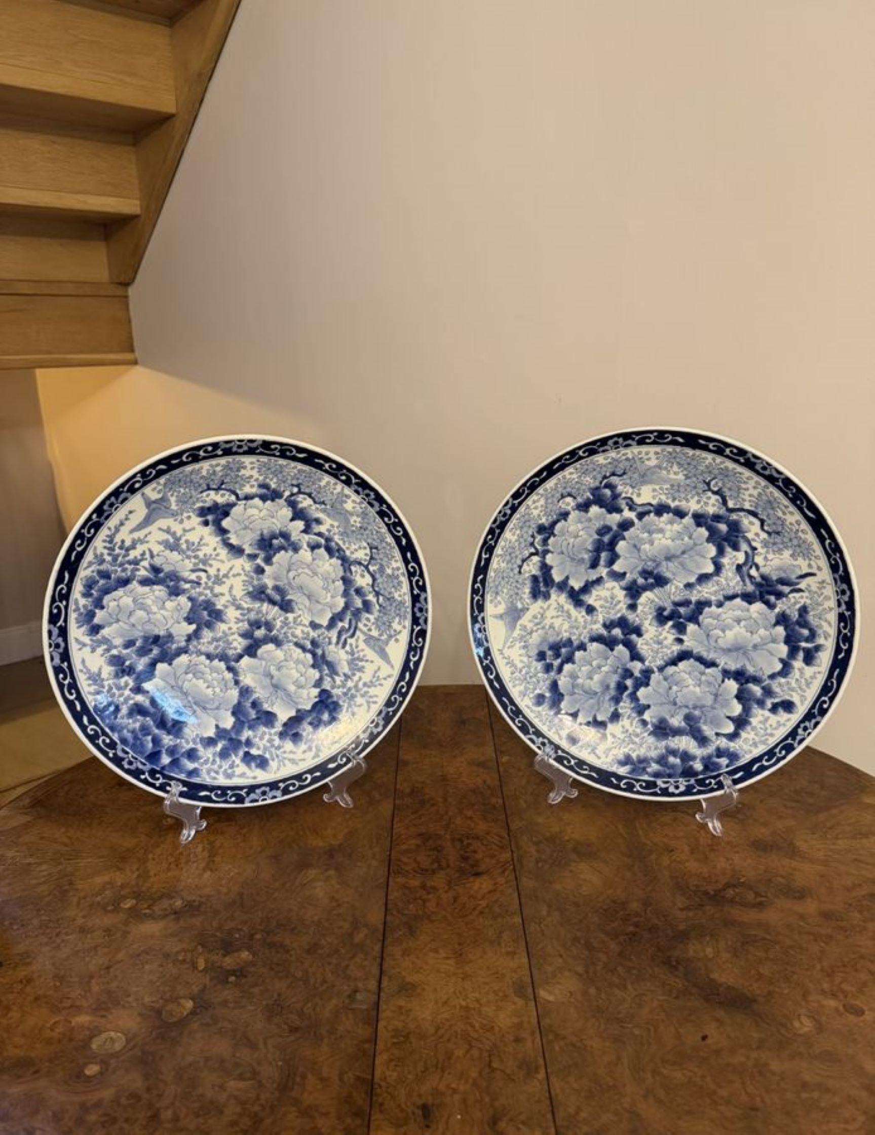 Atemberaubende Qualität Paar antike japanische Imari blau und weiß Chargers, mit einem Qualitätspaar von antiken japanischen Imari blau und weiß Chargers mit Blüten, Vögeln und Blättern durch eine gemusterte Grenze Hand in wunderschönen blauen und