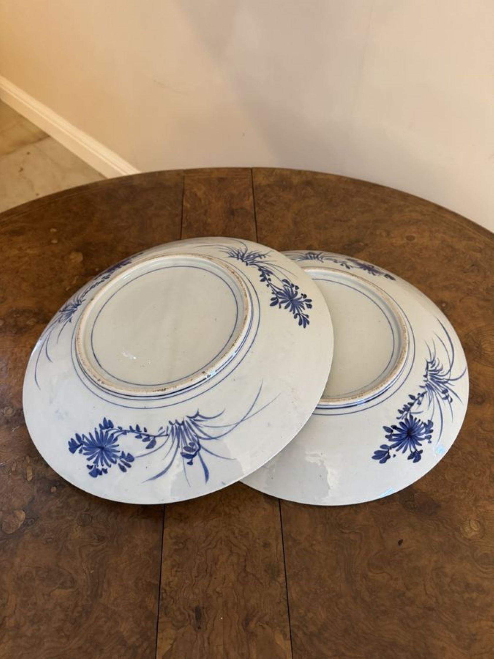 Atemberaubendes Qualitätspaar antiker japanischer blau-weißer imari-Plattenhalter aus Japan im Zustand „Gut“ im Angebot in Ipswich, GB