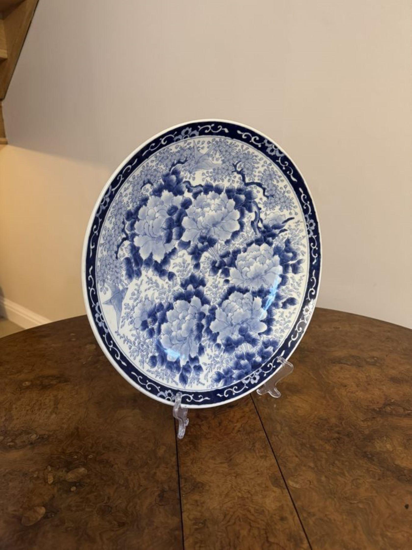 Atemberaubendes Qualitätspaar antiker japanischer blau-weißer imari-Plattenhalter aus Japan (20. Jahrhundert) im Angebot