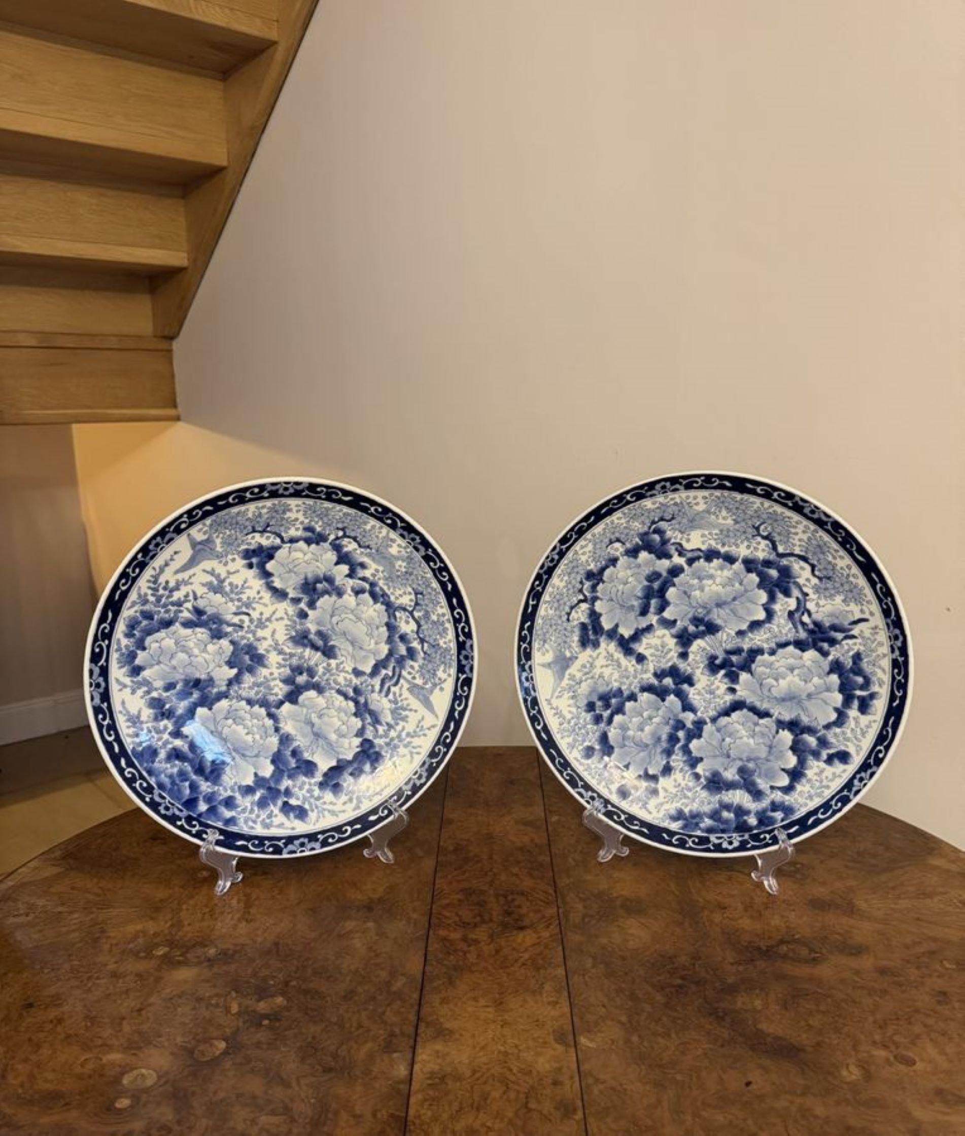 Atemberaubendes Qualitätspaar antiker japanischer blau-weißer imari-Plattenhalter aus Japan im Angebot 1