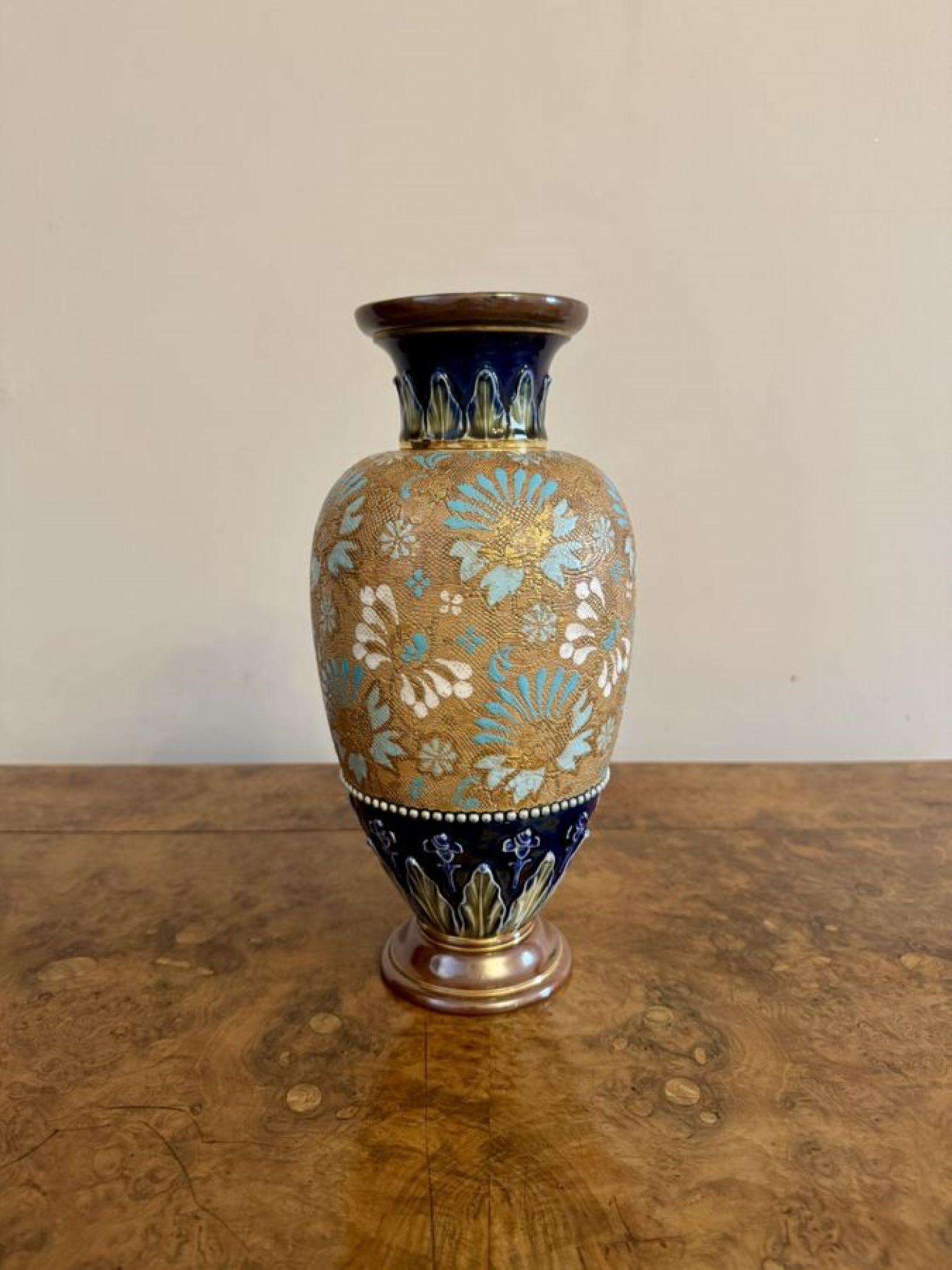 Splendida coppia di vasi antichi Royal Doulton di qualità, con una splendida coppia di vasi antichi Royal Doulton, decorati al centro con fiori blu e bianchi su un fondo dorato insieme a decorazioni a foglie d'acanto sul collo e sul fondo, sollevati