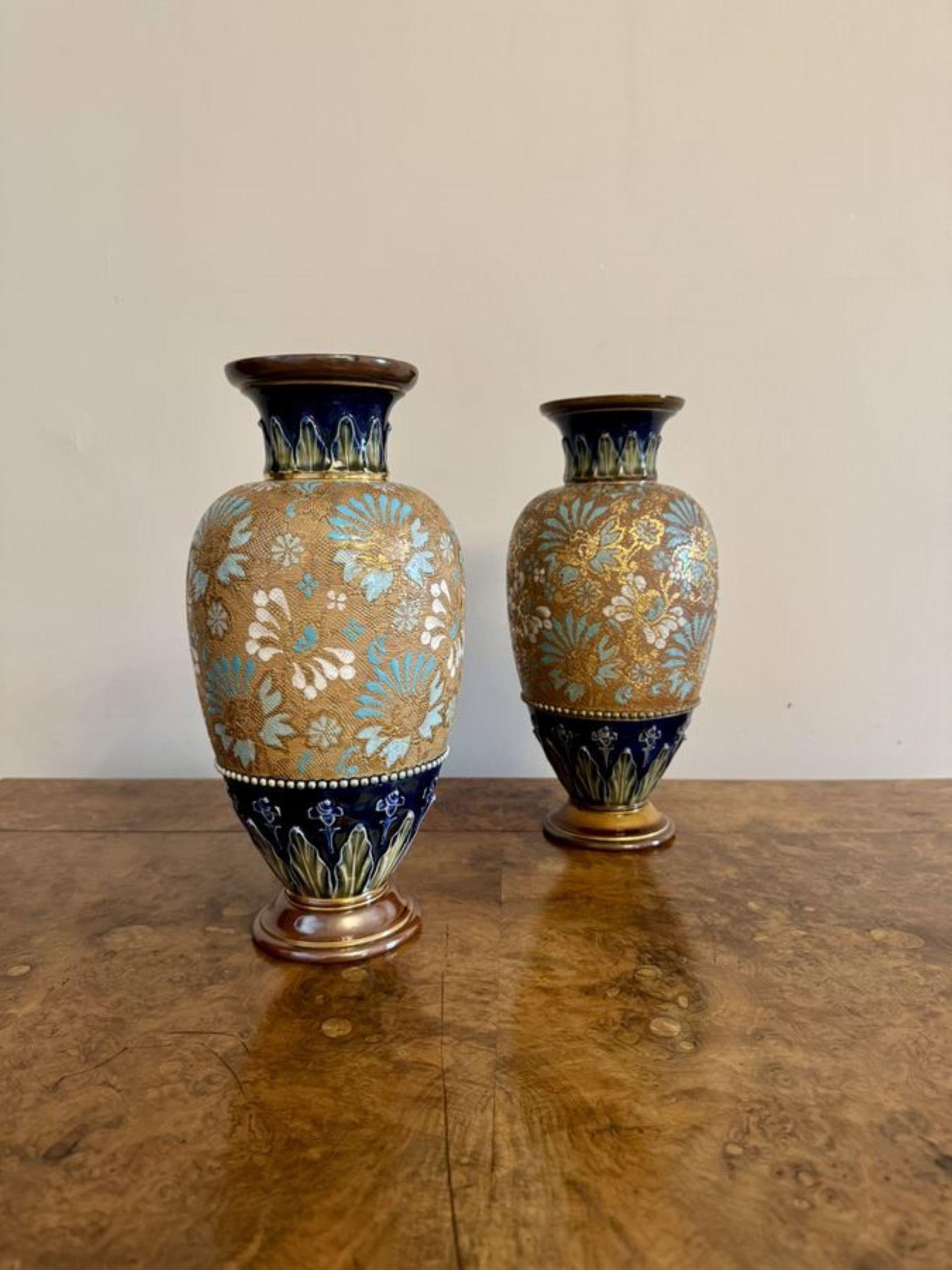 Inglese Splendida coppia di vasi antichi di Royal Doulton di alta qualità in vendita