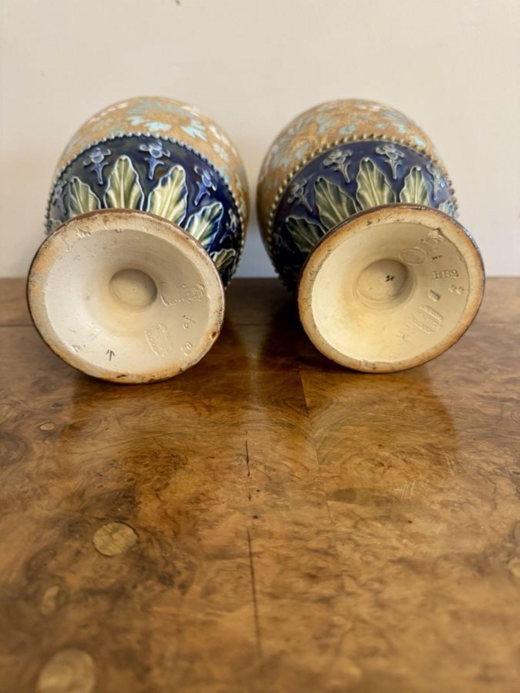 XX secolo Splendida coppia di vasi antichi di Royal Doulton di alta qualità in vendita