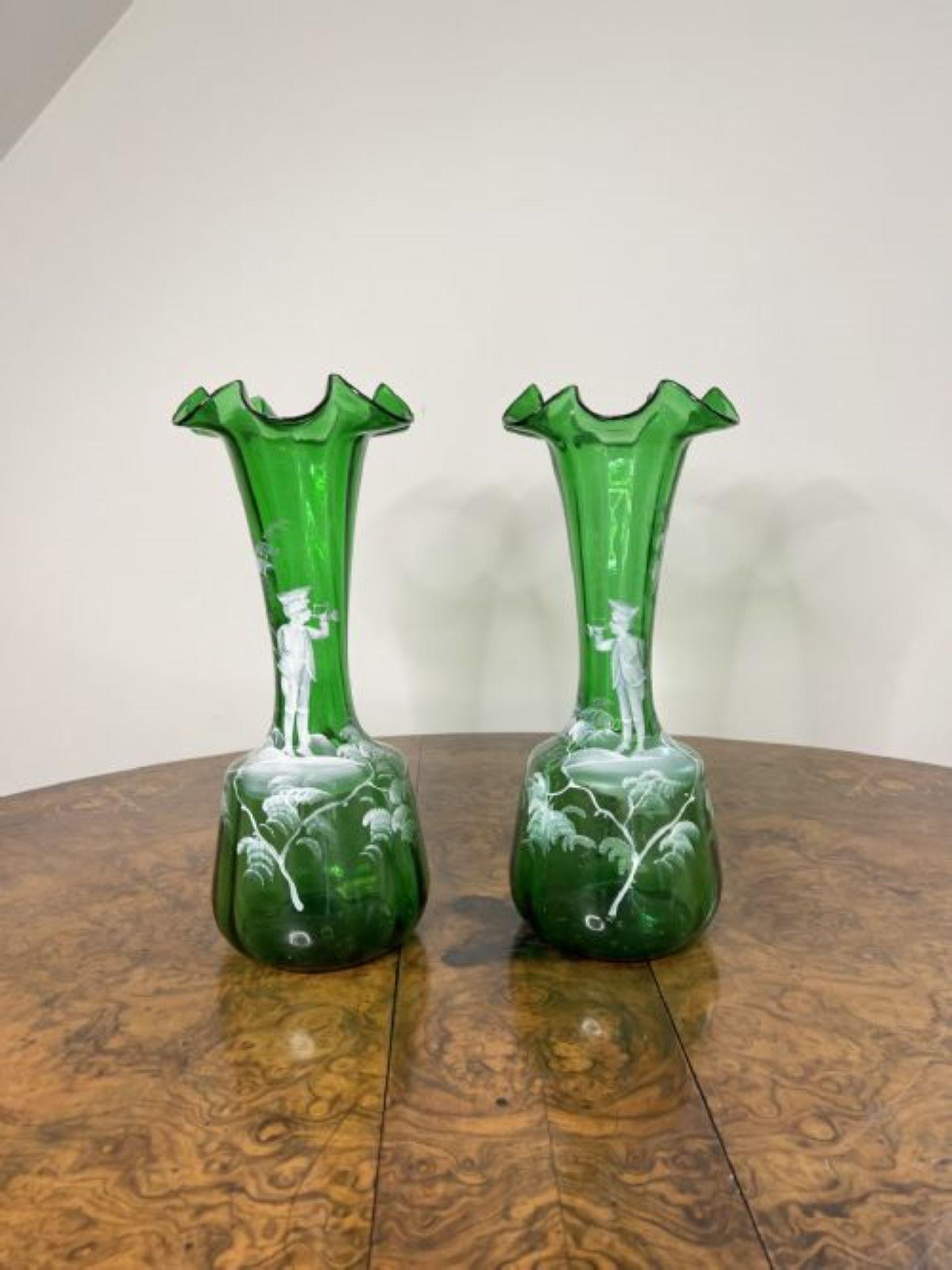 Atemberaubendes Qualitätspaar antiker viktorianischer Mary Gregory-Vasen  (Glas) im Angebot