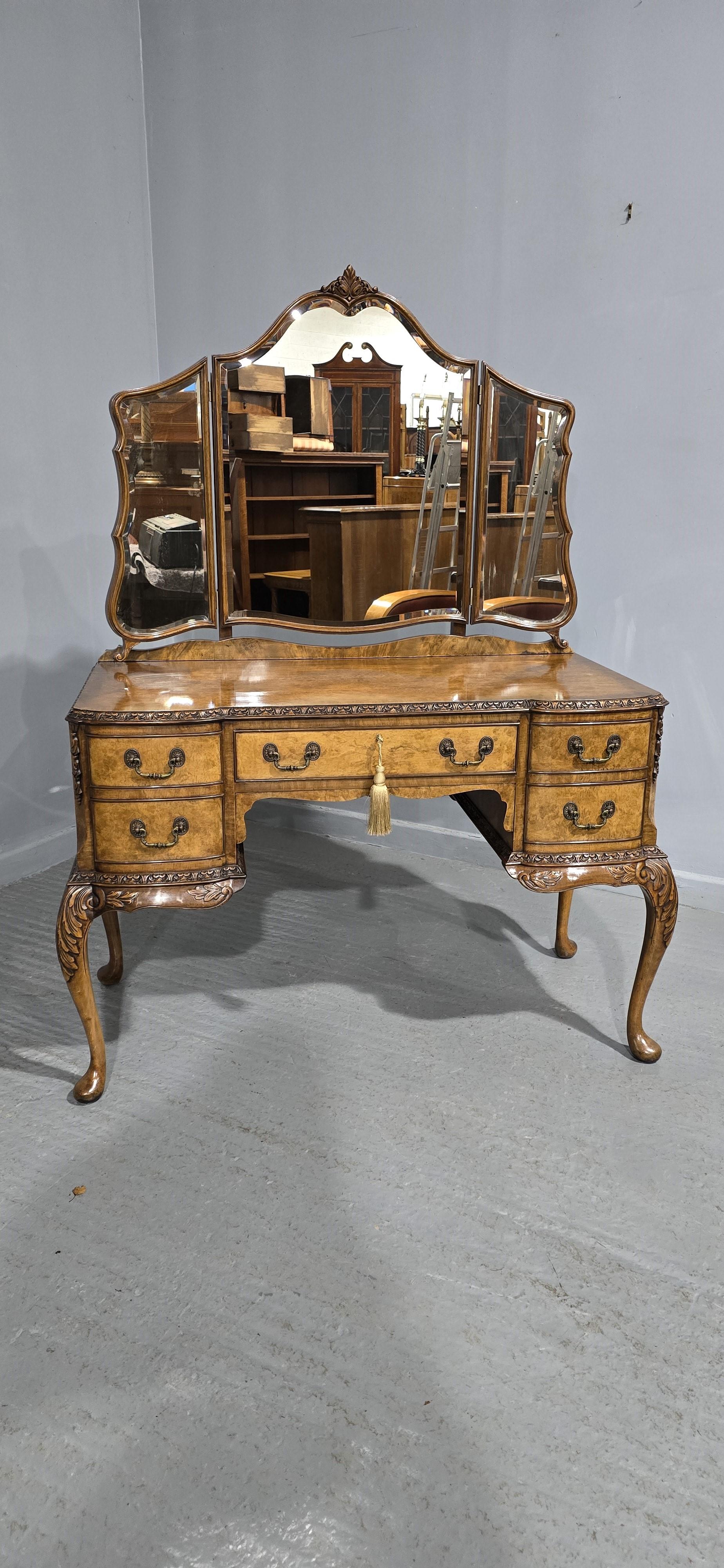 Stunning Queen Anne Burr Walnut Dressing Table For Sale 9