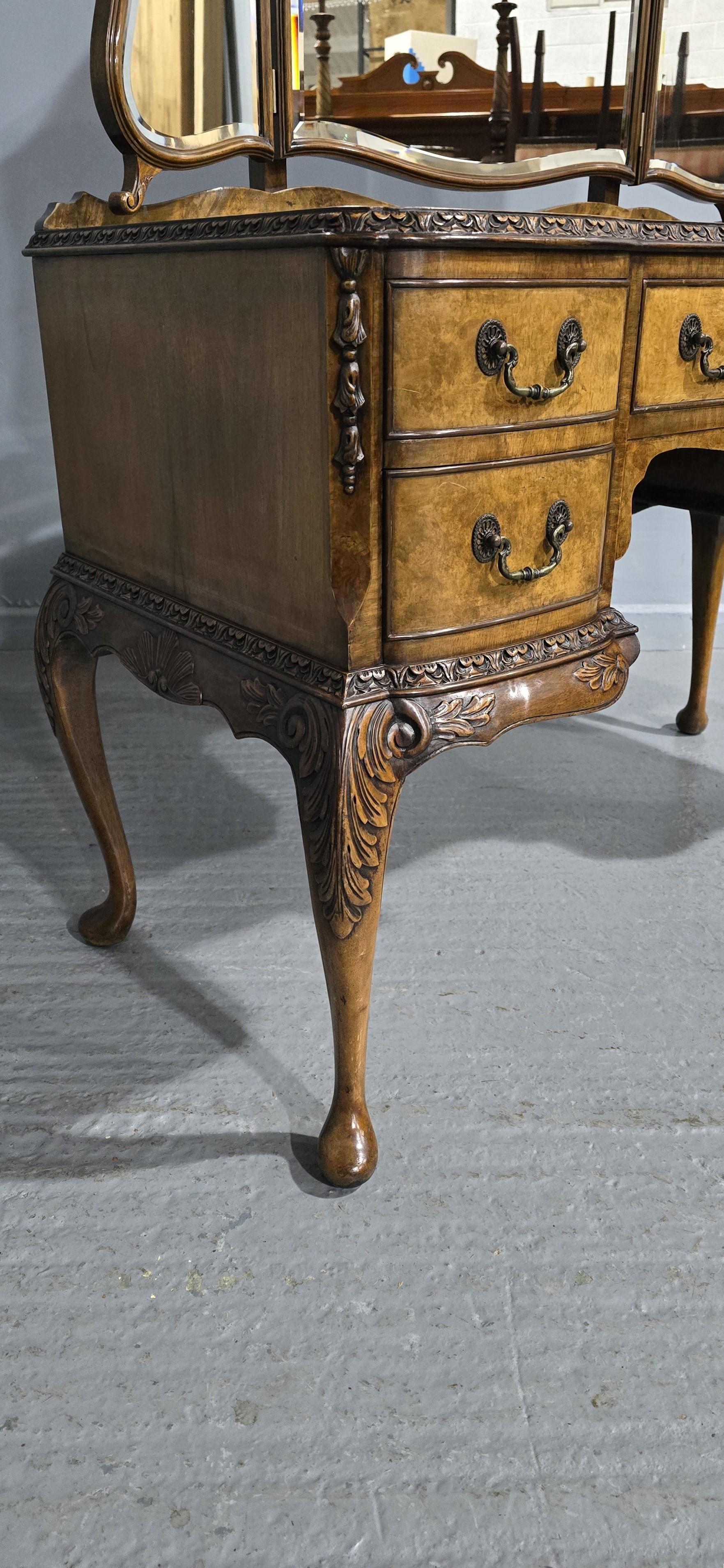 Stunning Queen Anne Burr Walnut Dressing Table In Good Condition For Sale In Swadlincote, GB