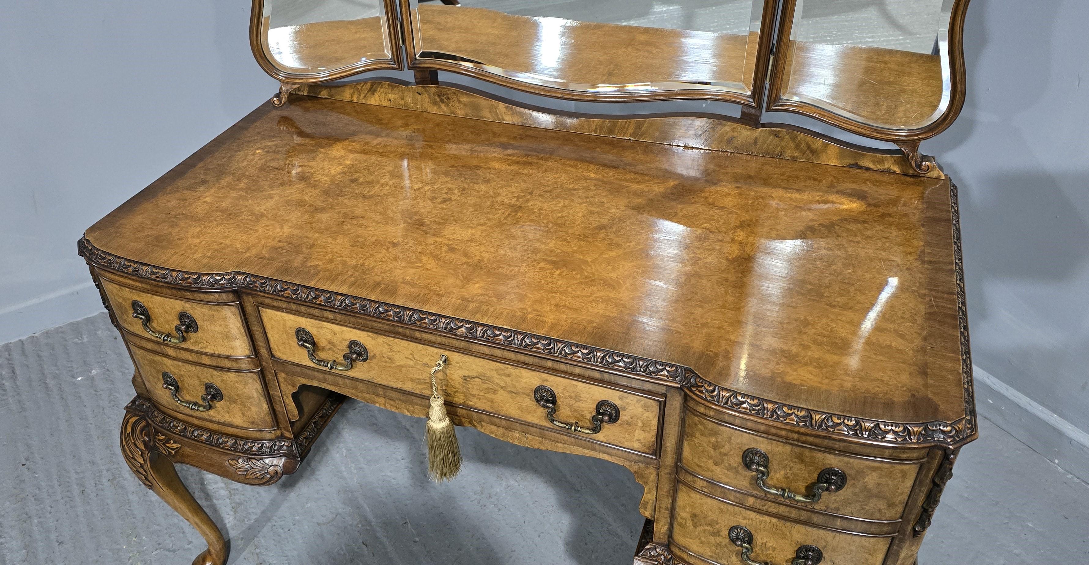 20th Century Stunning Queen Anne Burr Walnut Dressing Table For Sale