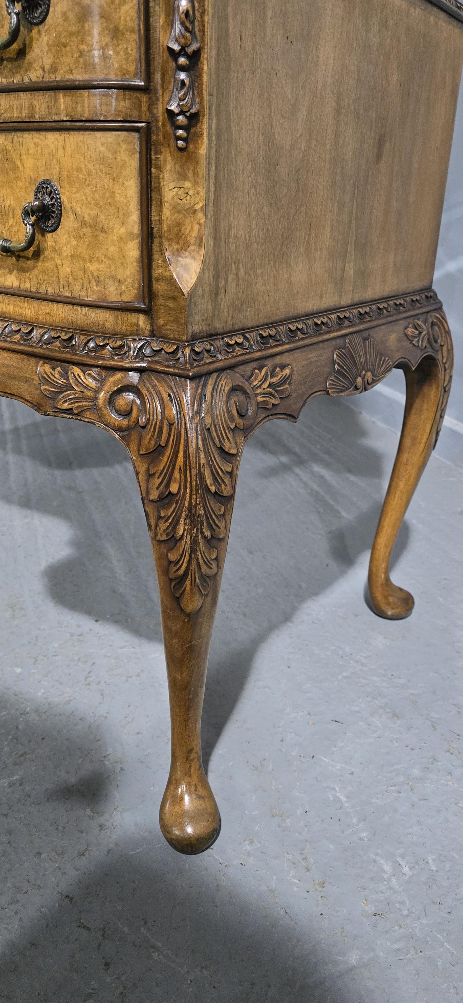 Stunning Queen Anne Burr Walnut Dressing Table For Sale 3