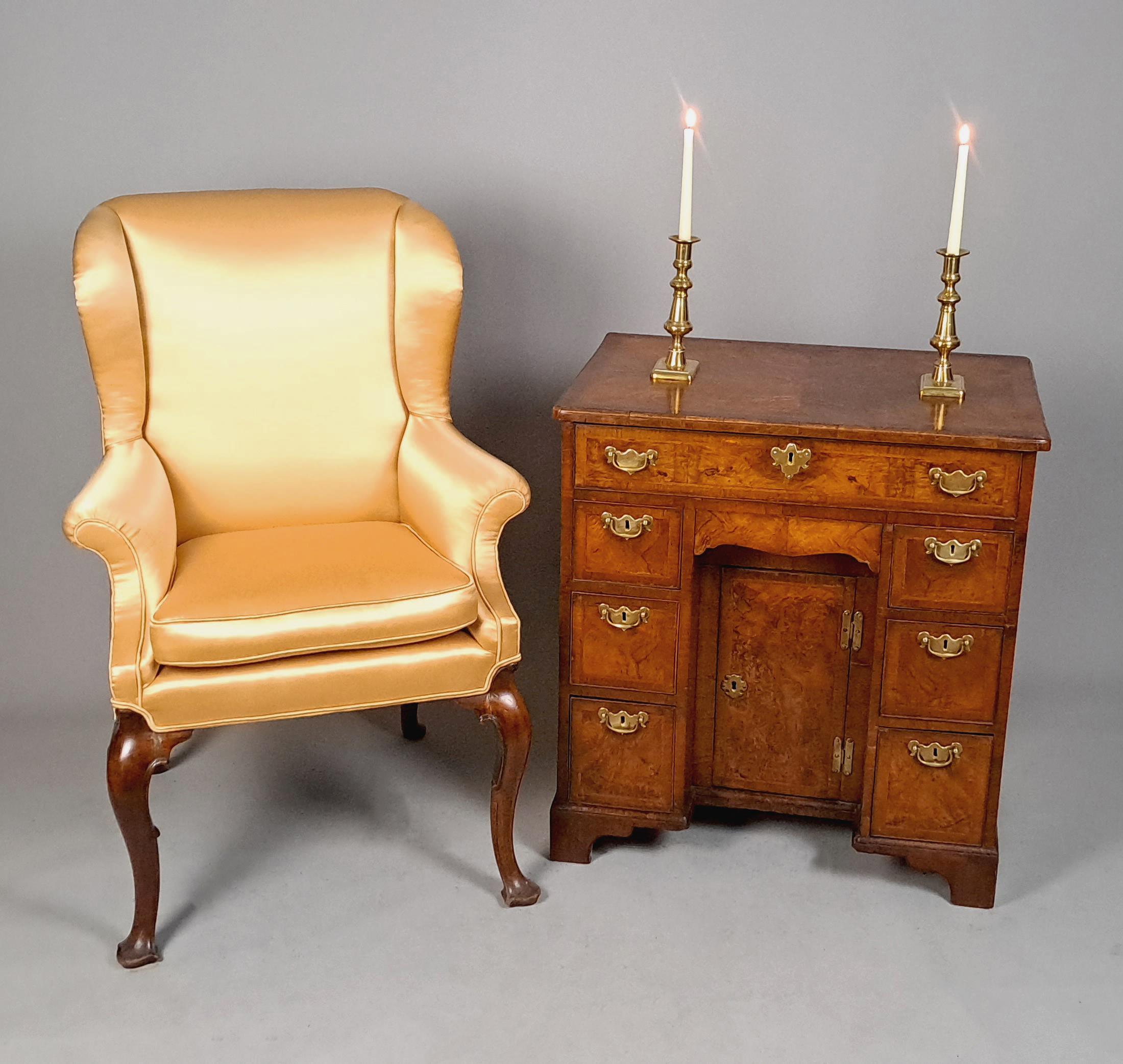 Ce magnifique bureau à genouillère de style Queen Anne a été fabriqué vers 1710. Il est habillé de placages de noyer figuré et de ronce de noyer, soigneusement choisis et très bien assortis, le plateau étant doté d'une bordure intérieure à bandes