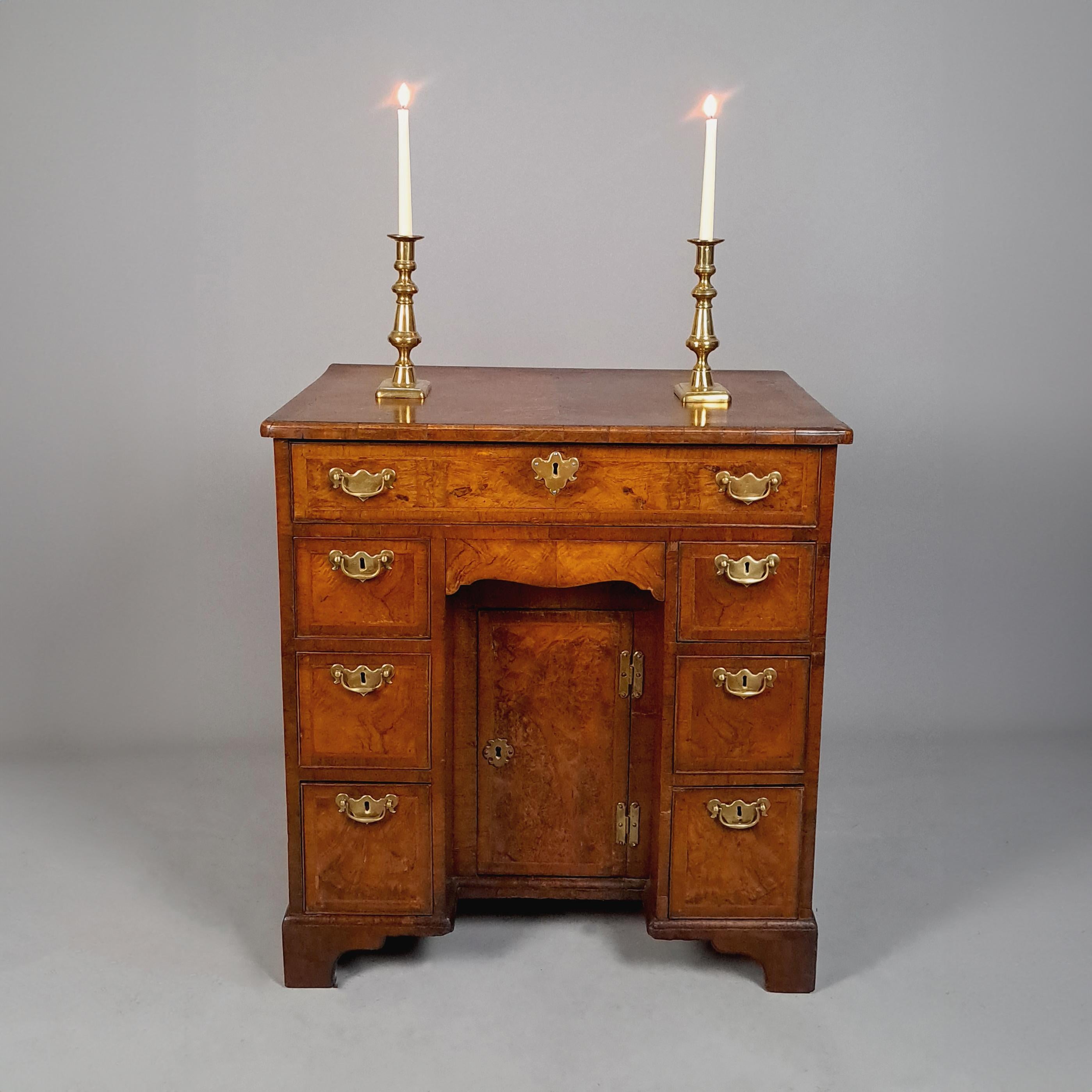 Superbe bureau à genouillère en noyer de Queen Anne avec quincaillerie d'origine c. 1710 Bon état - En vente à Heathfield, GB