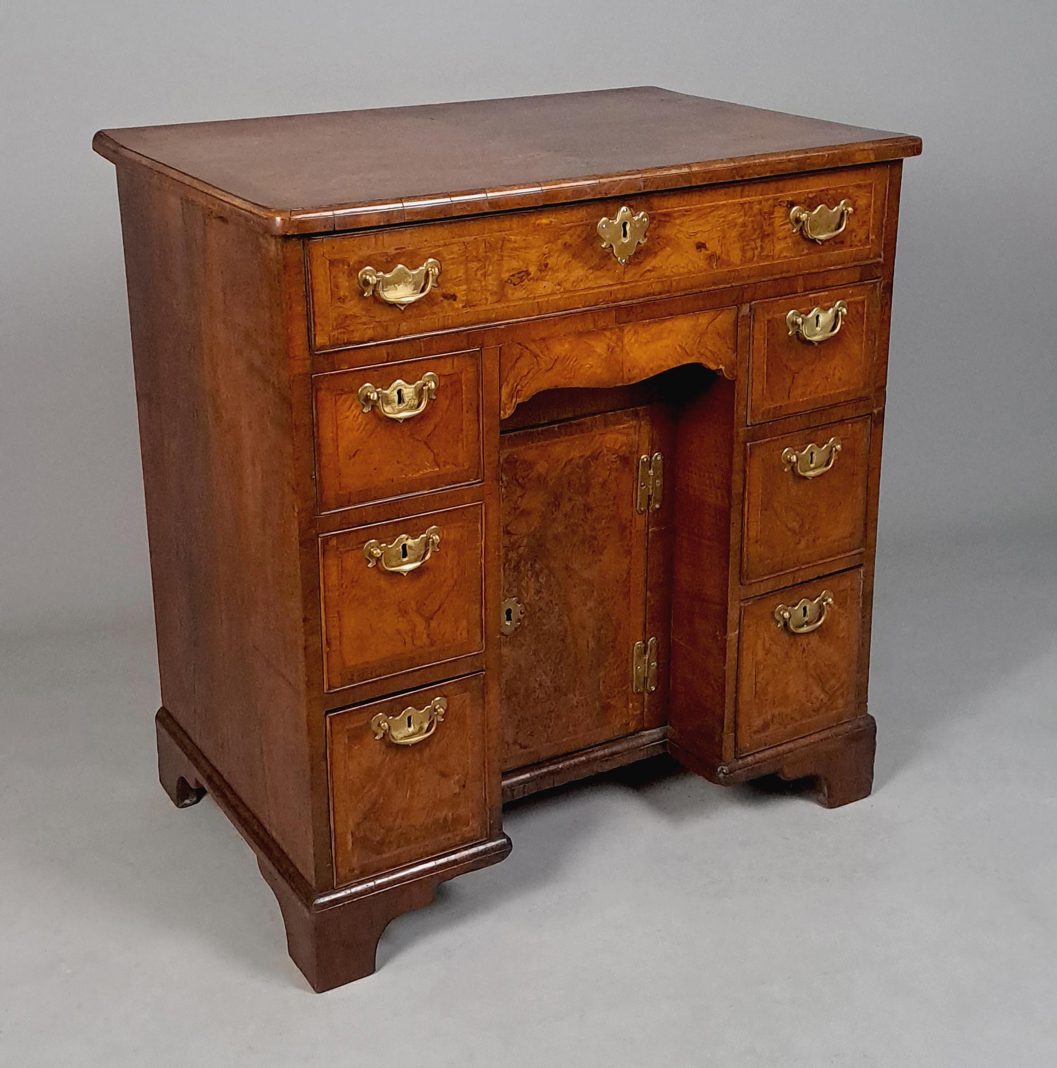 XVIIIe siècle et antérieur Superbe bureau à genouillère en noyer de Queen Anne avec quincaillerie d'origine c. 1710 en vente